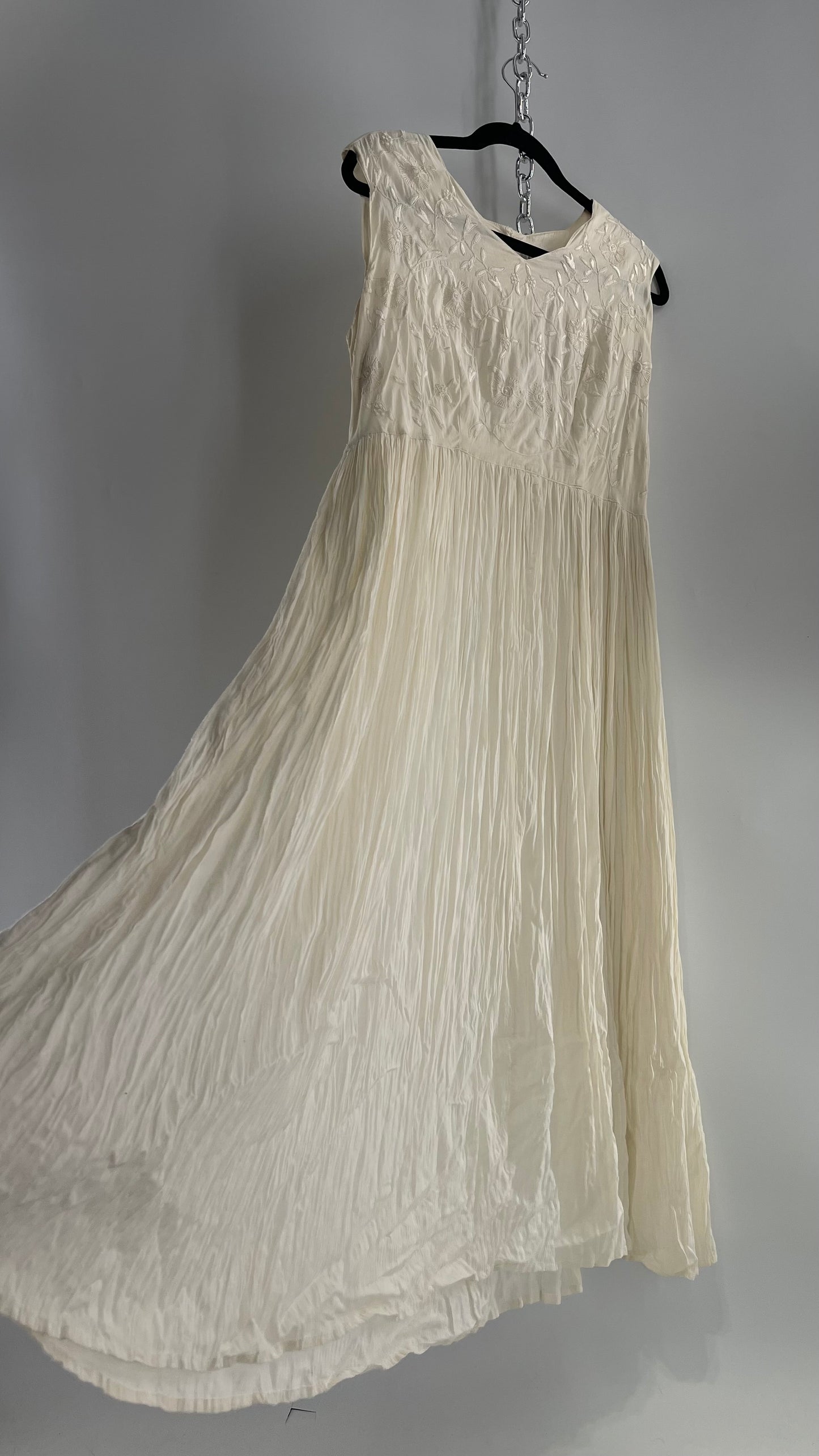 Vintage Made in India 1960s/1970s 95% Cotton Off White Karavan Gown with Crimped Body and Embroidered Bust (Large)