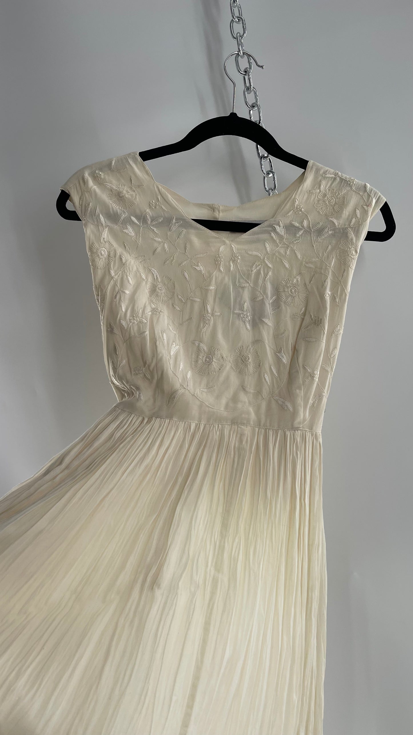 Vintage Made in India 1960s/1970s 95% Cotton Off White Karavan Gown with Crimped Body and Embroidered Bust (Large)