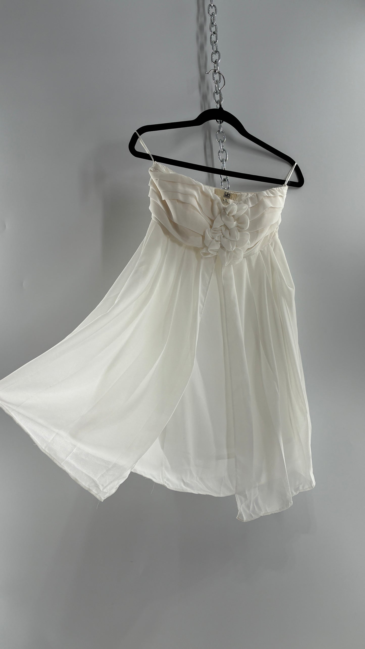 Deadstock Vintage 1990 YA LOS ANGELES White Vented Mini Dress with Petal Appliqué Detail (Medium)