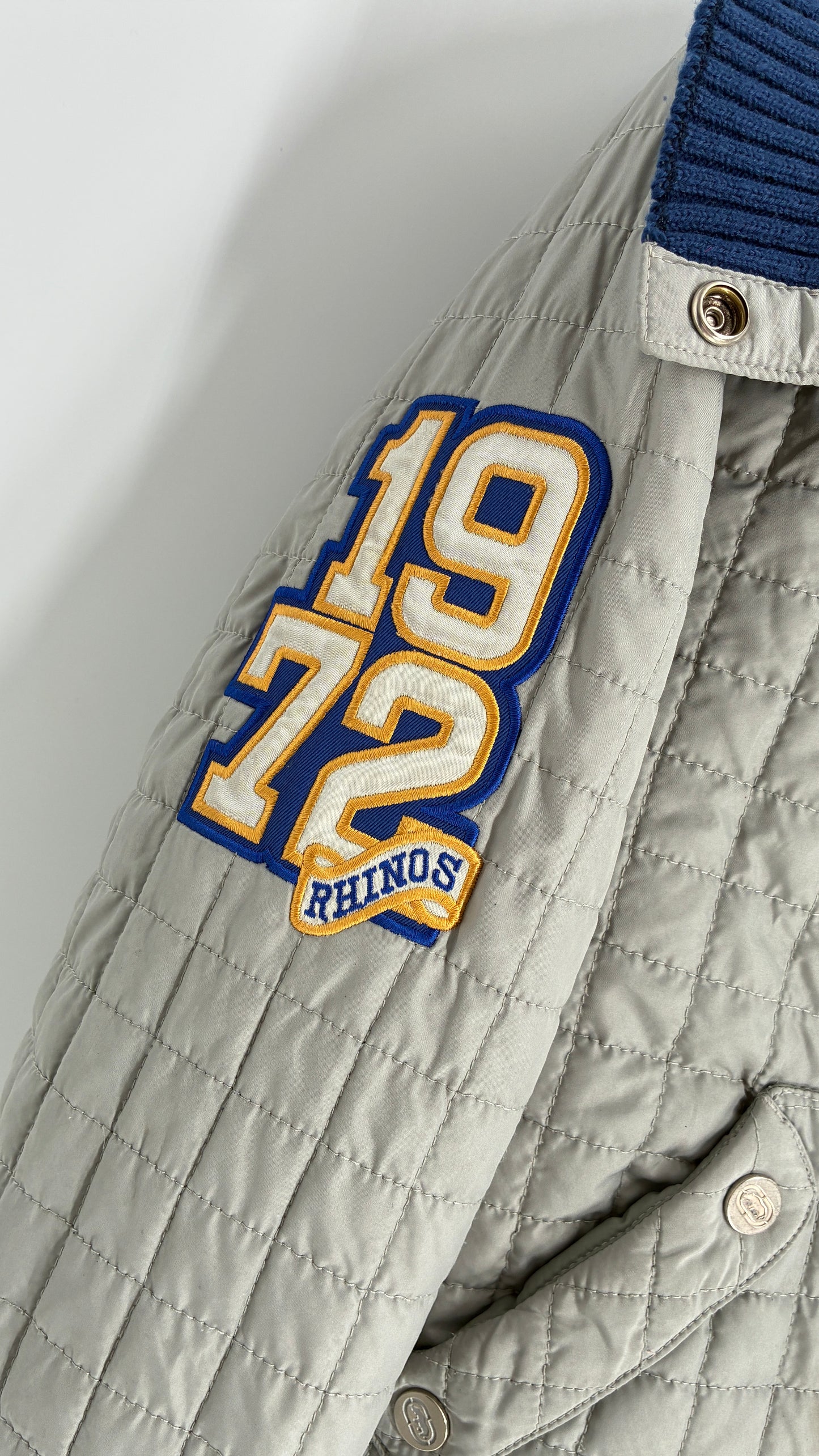 RARE Vintage EckoRed Grey Quilted Cropped Jacket with Button Down Collar and Patches (Large)