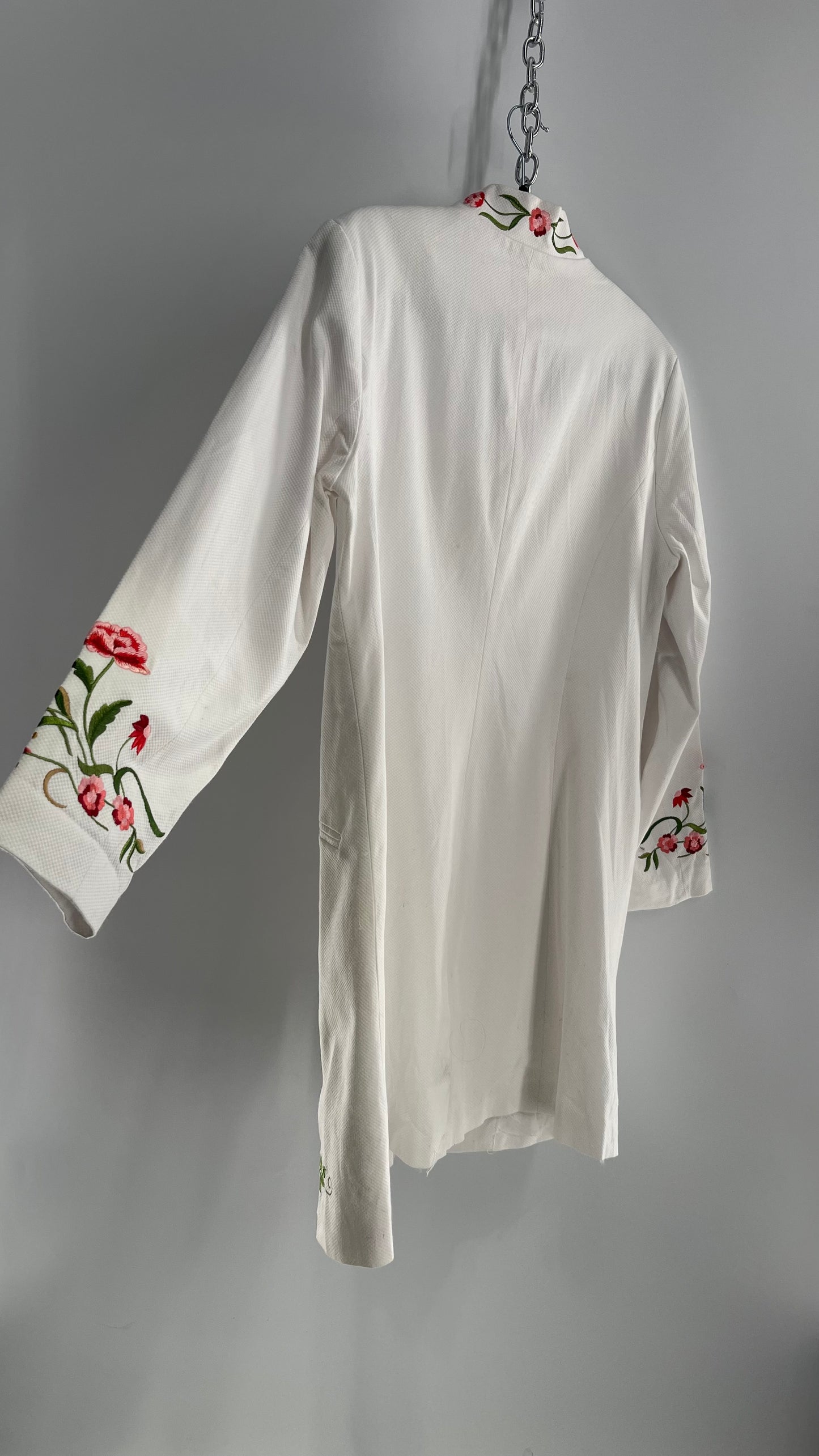 VICTOR COSTA Occasions White Coat with Embroidered Floral Details (Large)