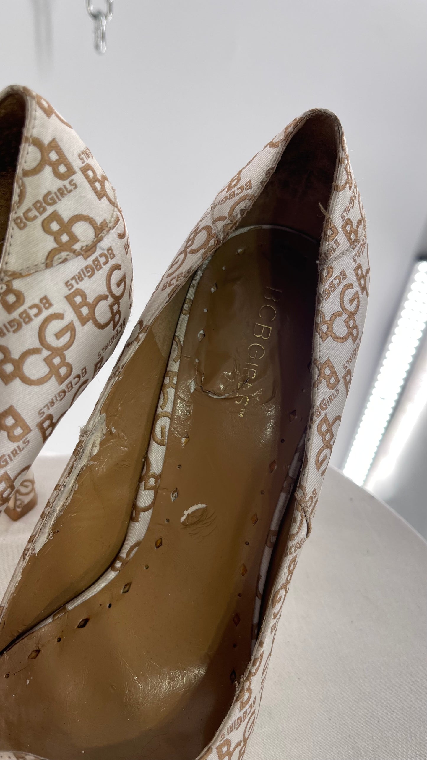 BCBGirls 1990s HOT White Gold All Over Logo Print Heel with Metal Buckle Details (10)