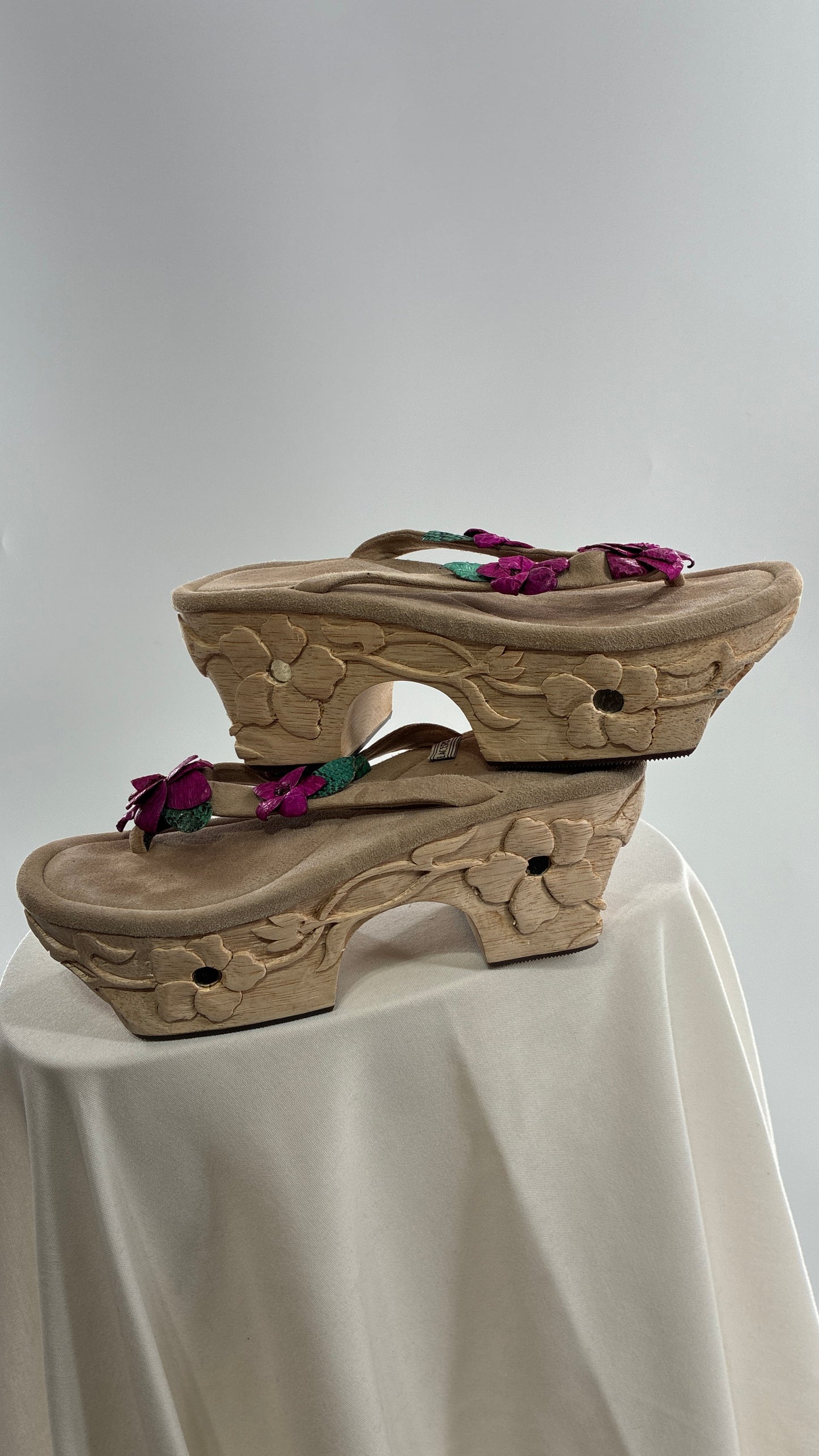 RARE Vintage VALERIA LACERDA Wooden Platform Sandal with Engraved Florals, Fuchsia Flowers and Mirror Details (7)