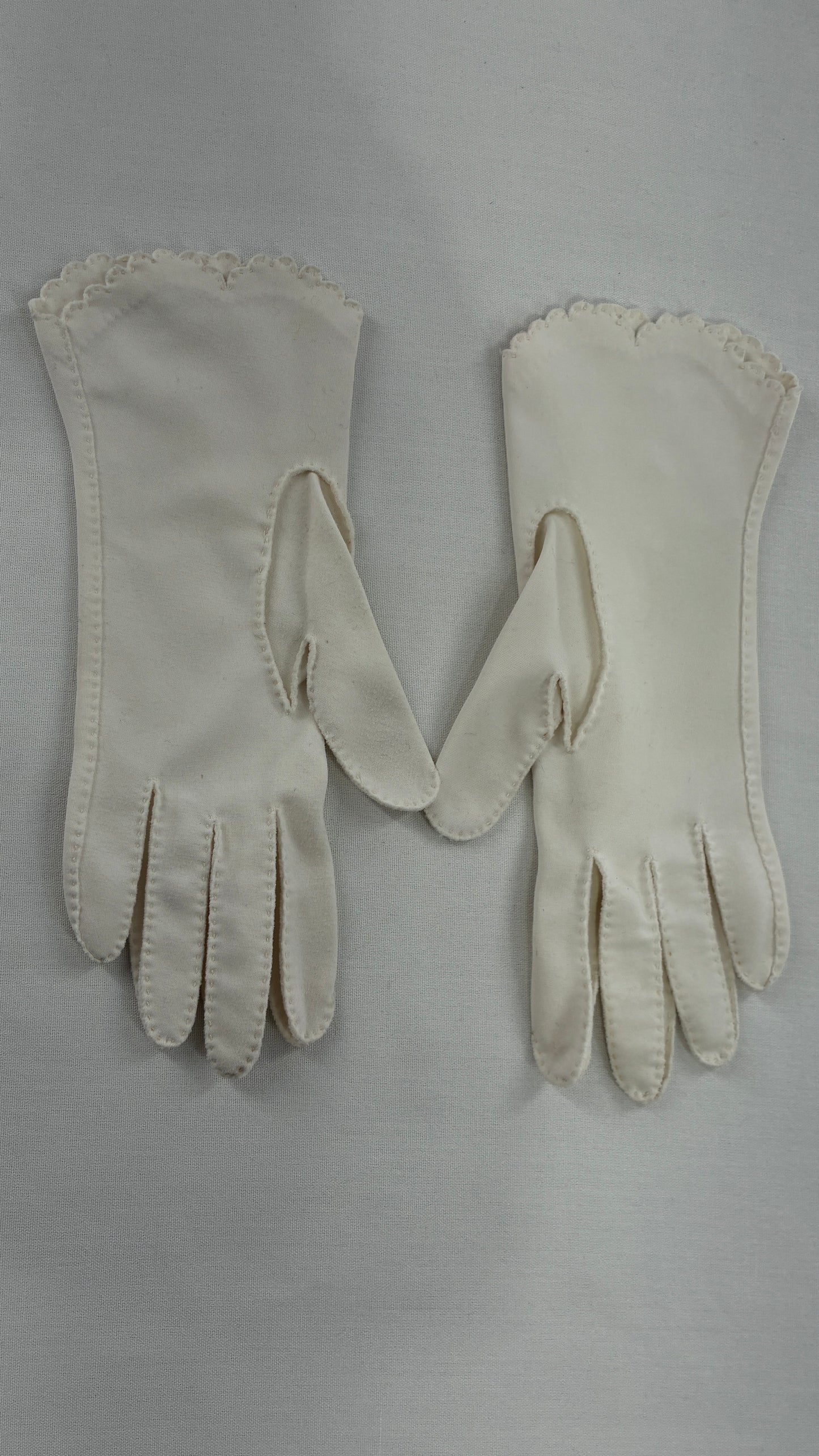 Vintage 1940s Handmade Off White Short Gloves with Scalloped Wrist