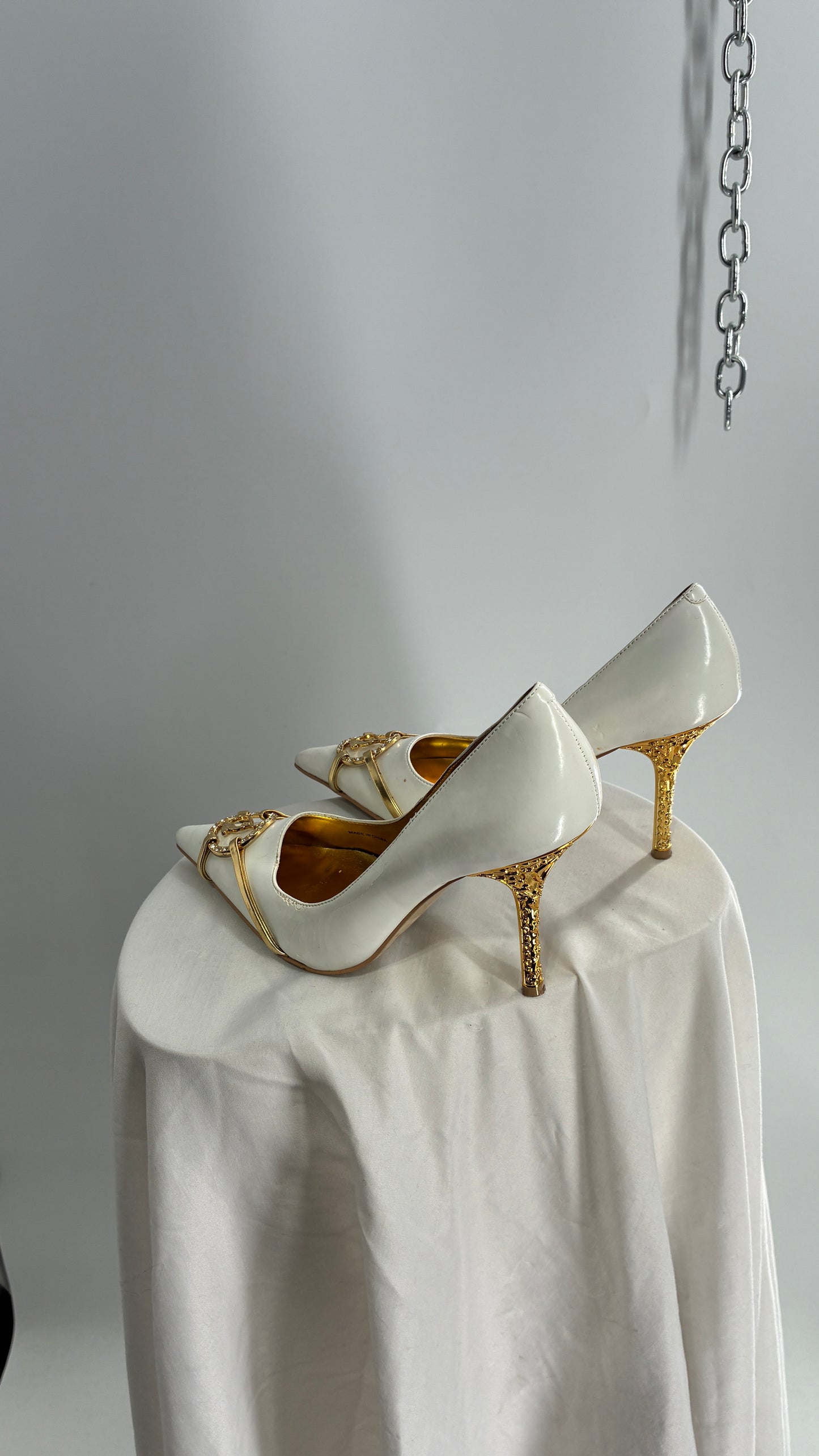 Vintage BABY PHAT White Pointed Toe Heel with Logo Buckle, and Gold Cat Engraved Heel (7.5)