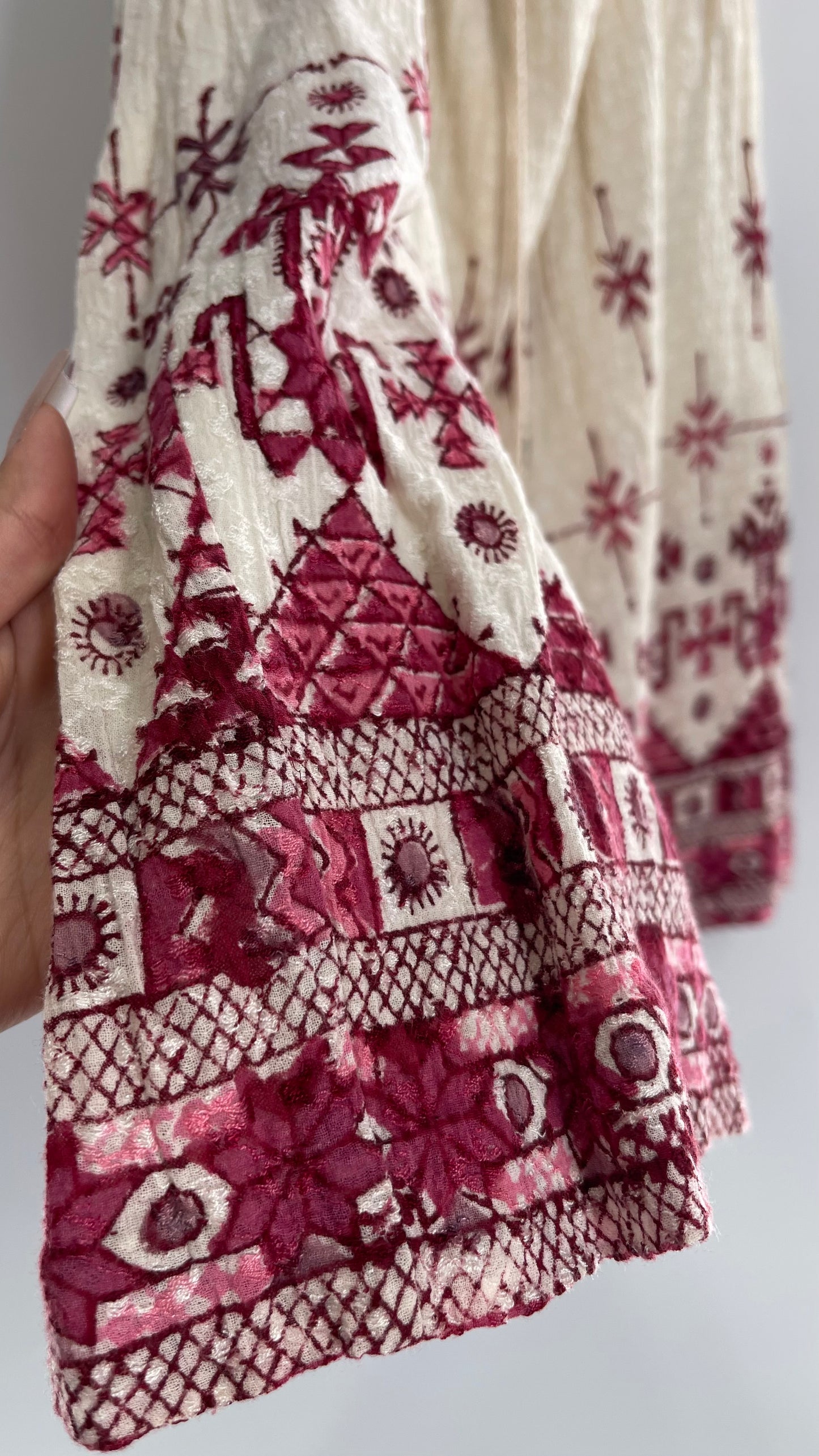 Vintage 1970s Peacock Off White Embroidered Skirt with Pink/Fuchsia Detailing (Small)