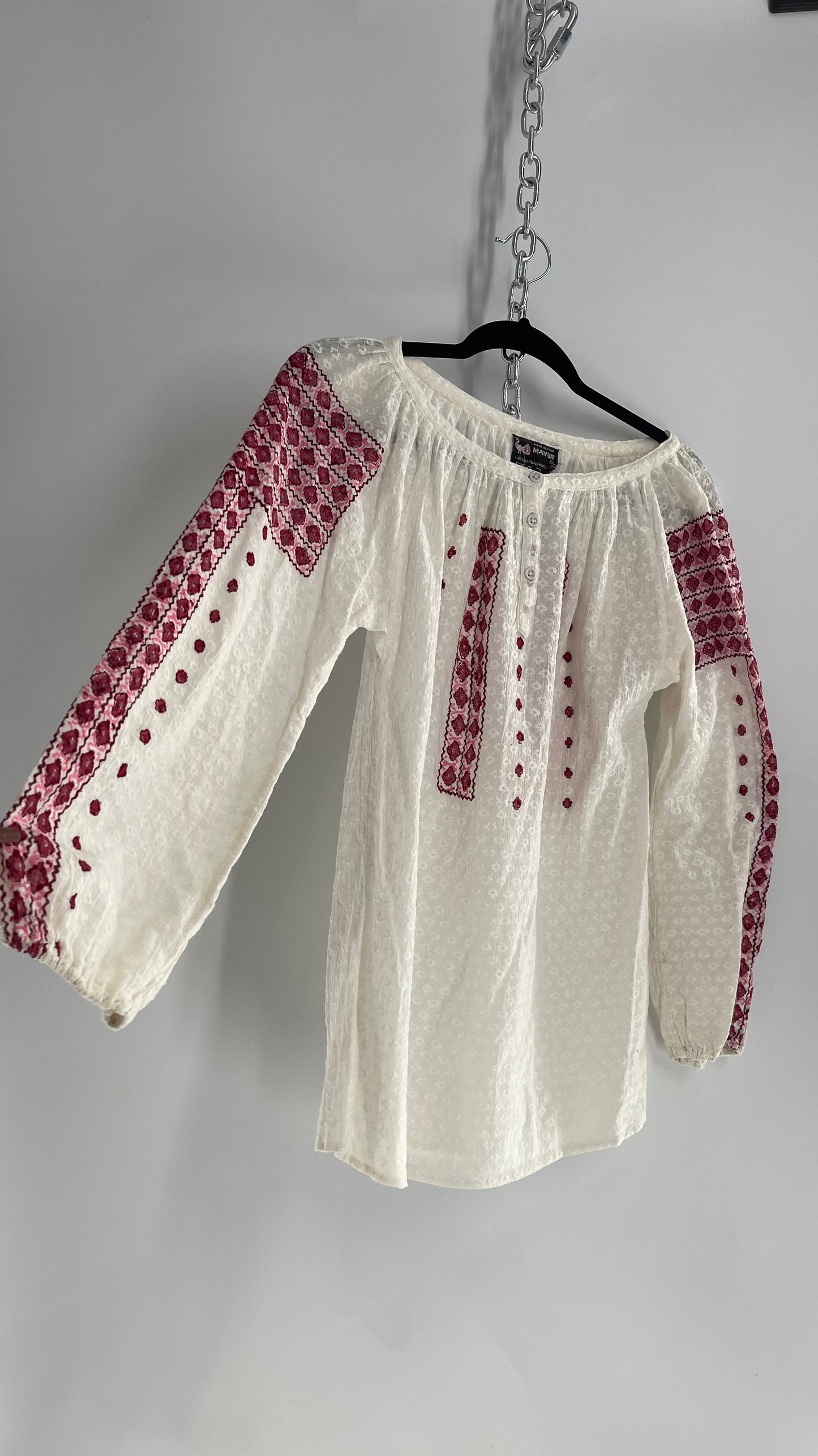 Vintage 1970s Made in India Cotton /Baumwolle Blouse with Fuchsia Embroidered Sleeves and Bust (Medium)