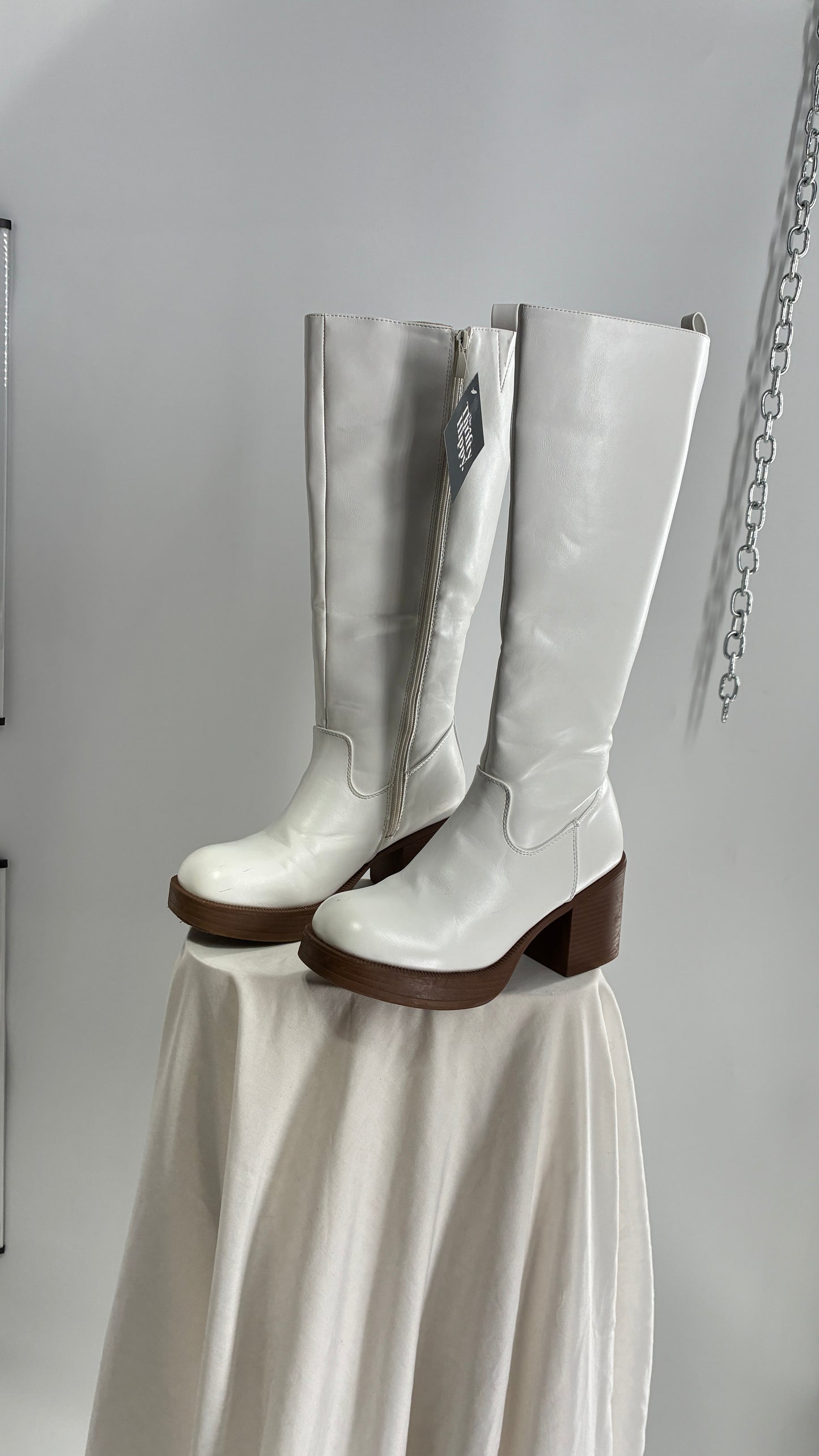 Vintage TOP MODA White Knee High GoGo Boots with Chunky Heel (7.5)