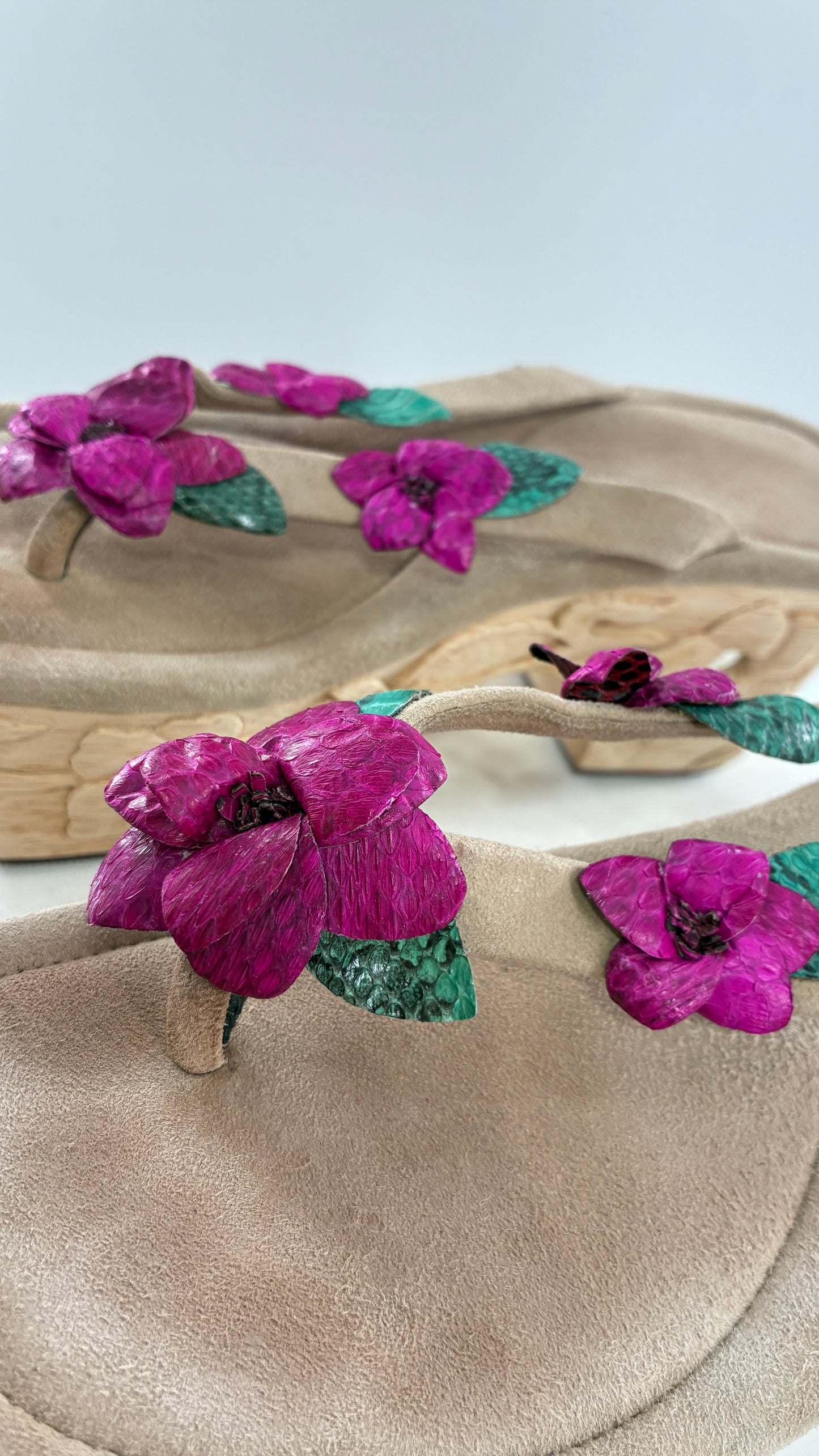 RARE Vintage VALERIA LACERDA Wooden Platform Sandal with Engraved Florals, Fuchsia Flowers and Mirror Details (7)