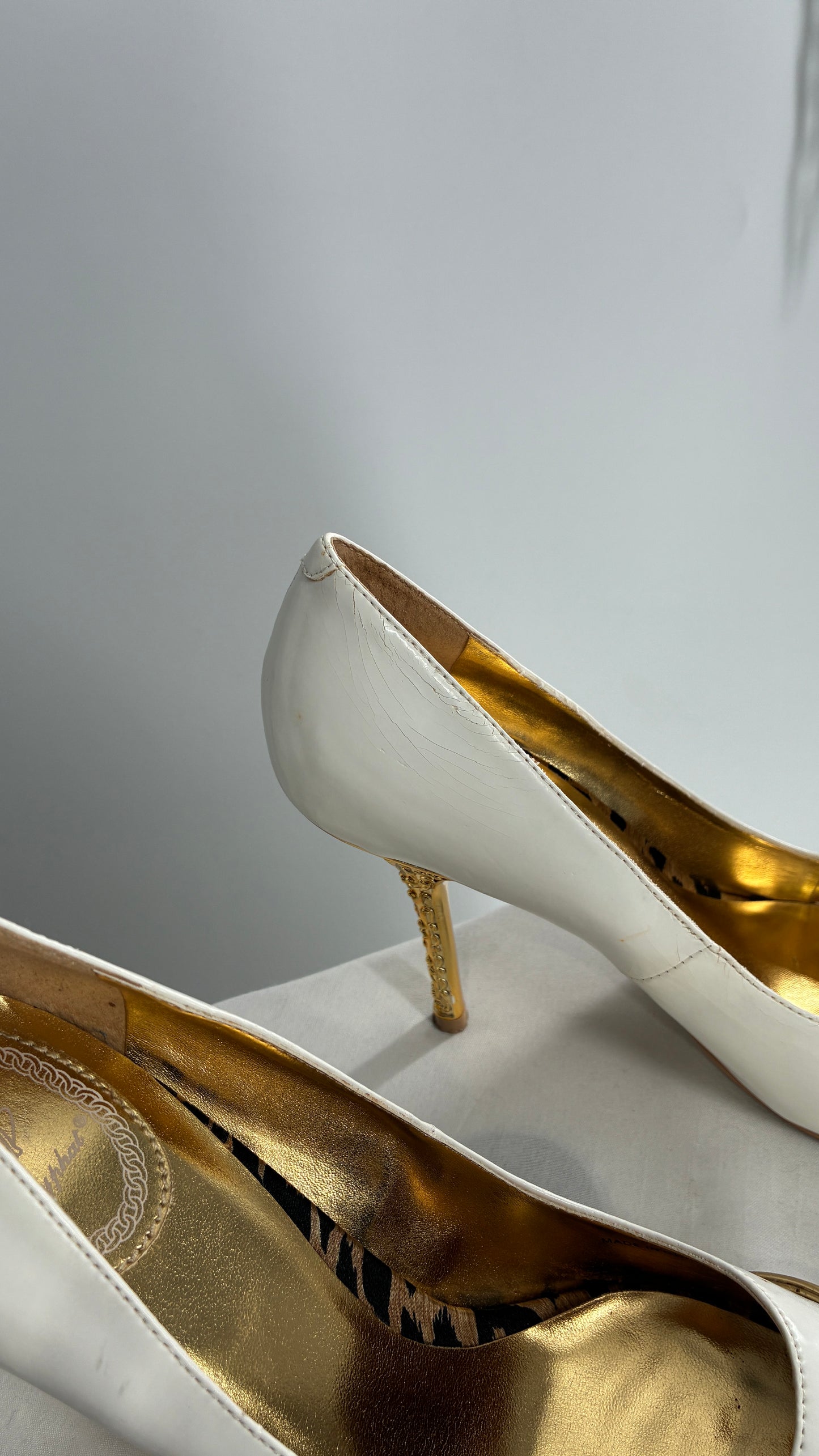 Vintage BABY PHAT White Pointed Toe Heel with Logo Buckle, and Gold Cat Engraved Heel (7.5)