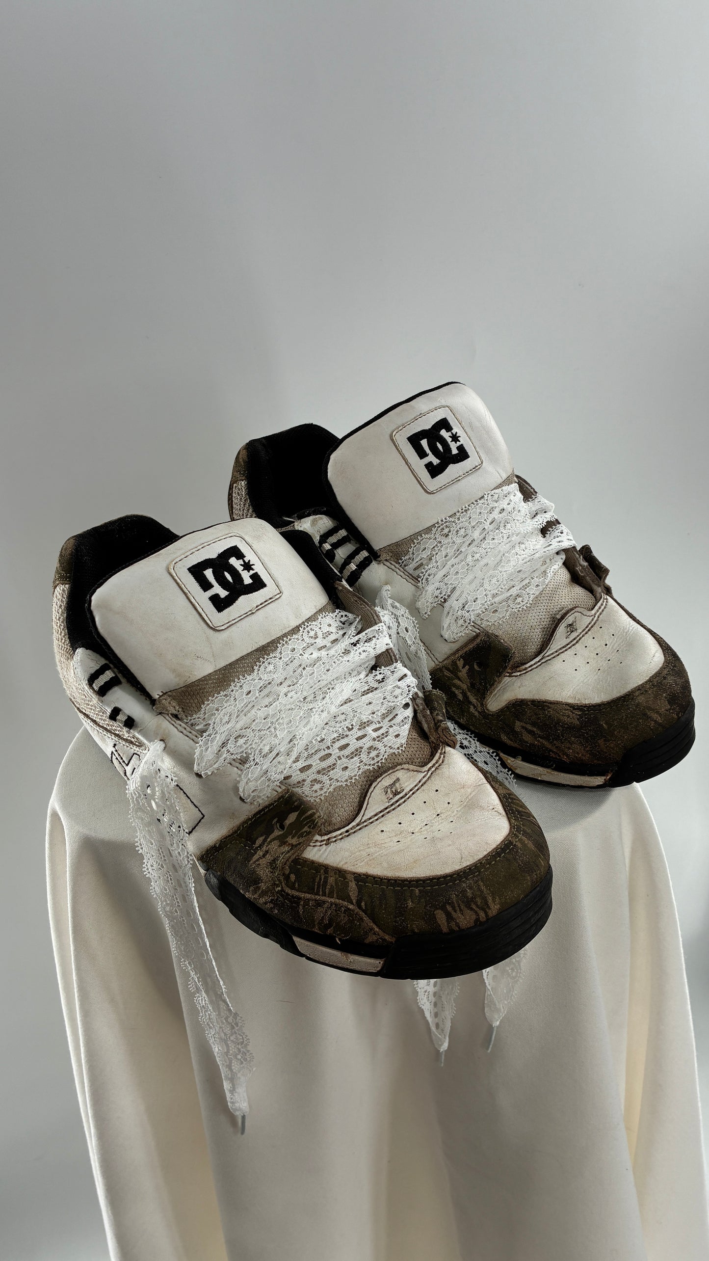 Vintage DC Distressed Camo Men’s Sneakers with Lace Trim Laces (12)