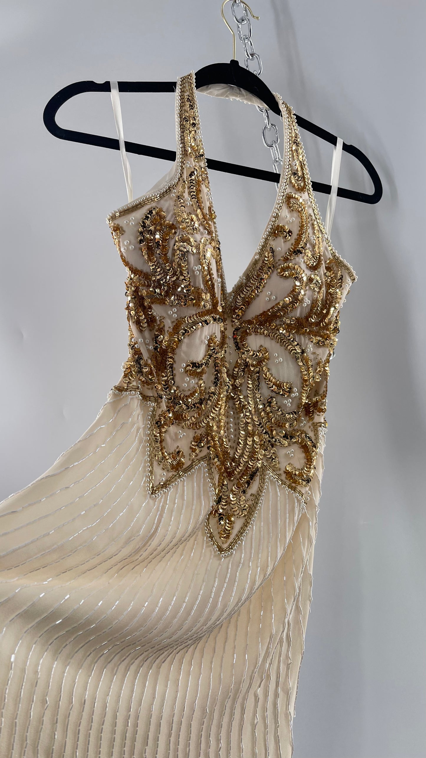 Cache Beaded Old Hollywood Glam White Beaded BodyCon Mini Dress with Halter Neckline and Bedazzled Gold Sequin Bust (4)