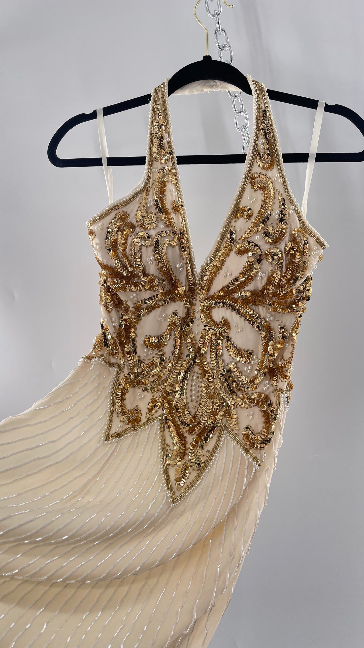 Cache Beaded Old Hollywood Glam White Beaded BodyCon Mini Dress with Halter Neckline and Bedazzled Gold Sequin Bust (4)