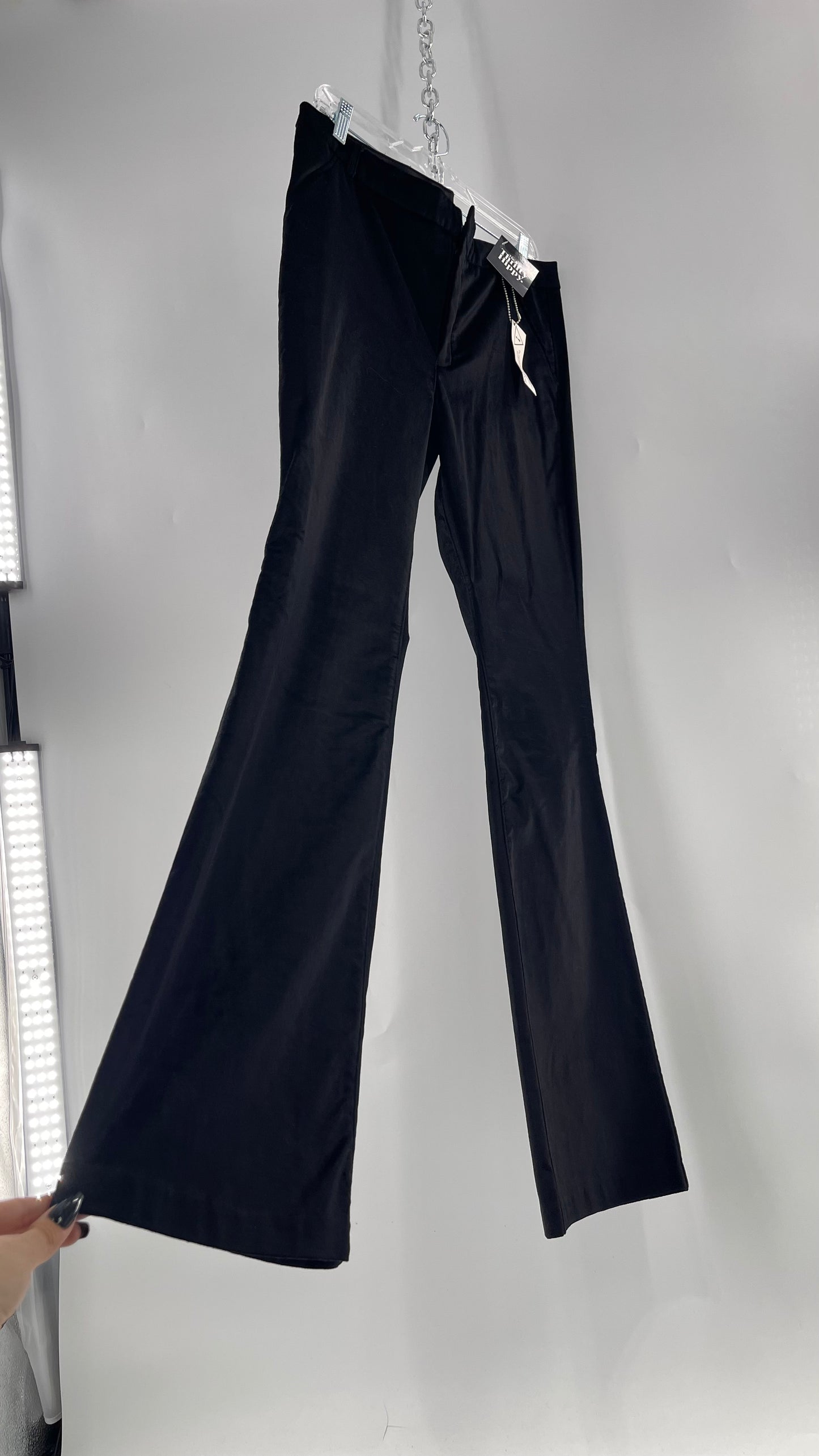 BLANK NYC Black Velvet Kick Flares (31) tá