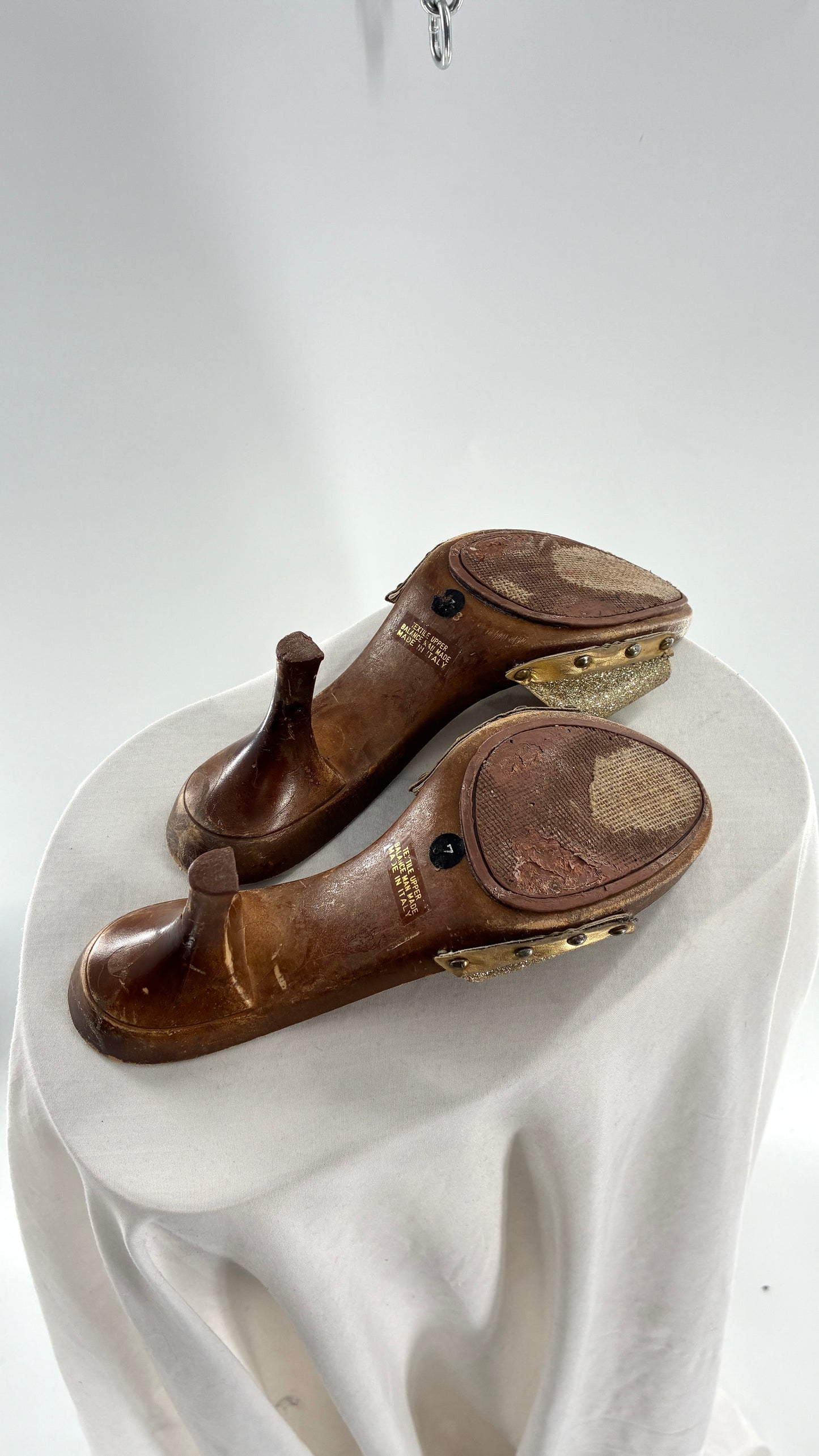 Vintage GUESS Kitten Heels with Gold Glitter Strap and Metal “G” Emblem (7)
