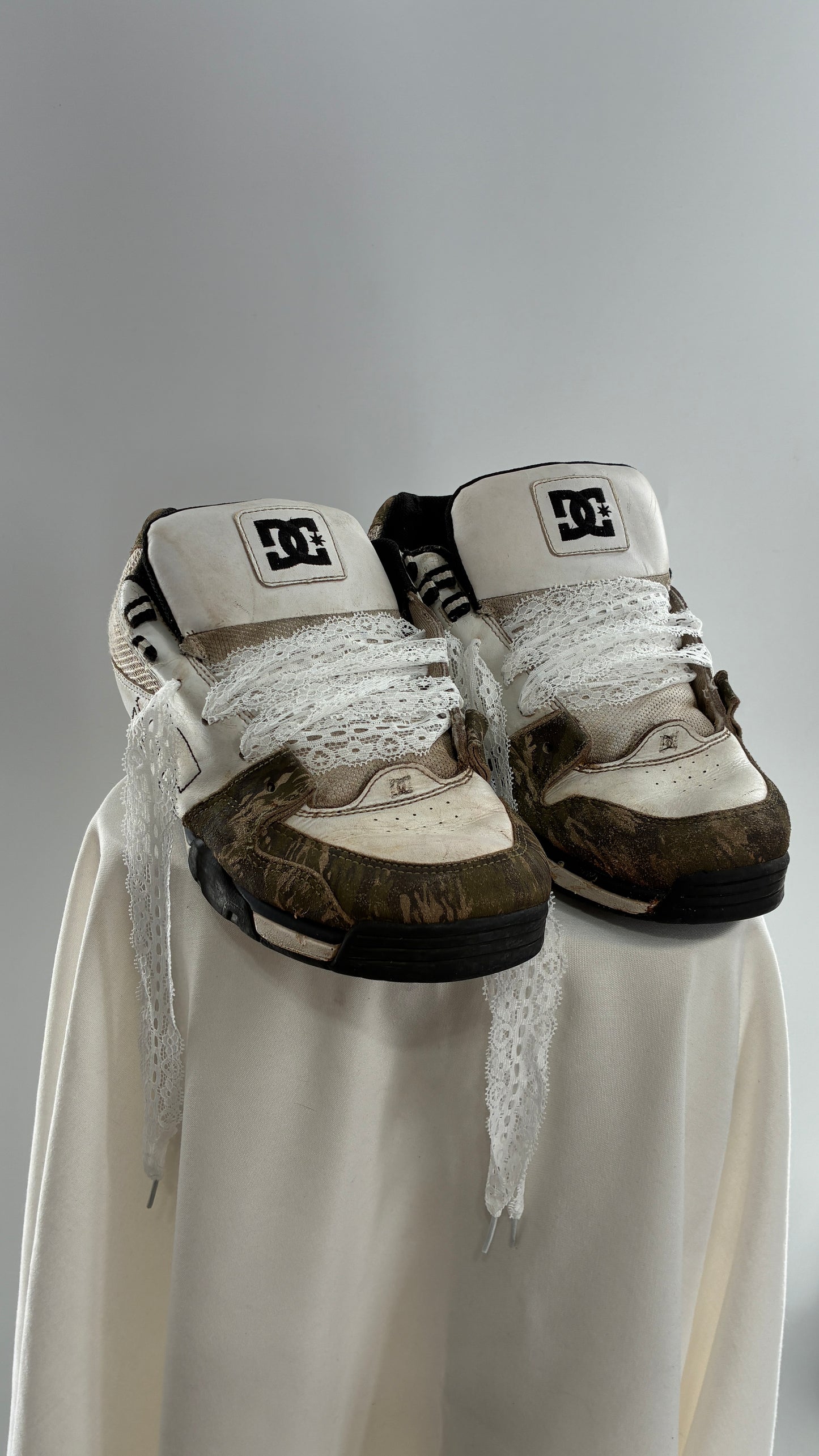 Vintage DC Distressed Camo Men’s Sneakers with Lace Trim Laces (12)