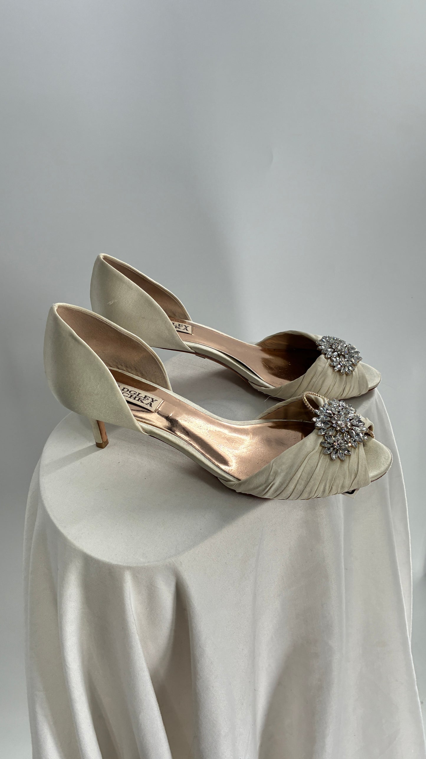 Badgley Mischka Ivory Satin Peep Toe Kitten Heel with Crystal Broche (8)