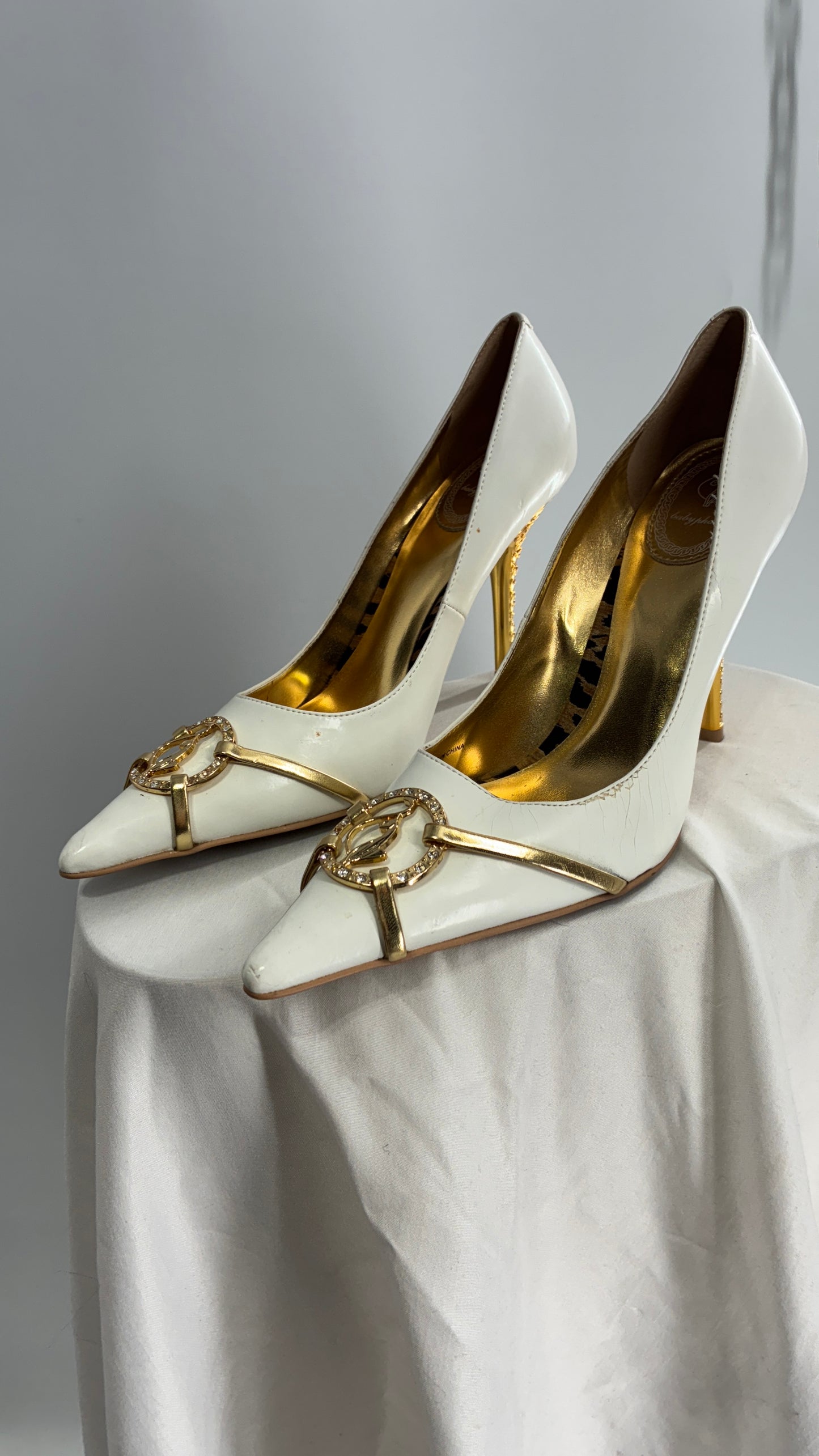 Vintage BABY PHAT White Pointed Toe Heel with Logo Buckle, and Gold Cat Engraved Heel (7.5)