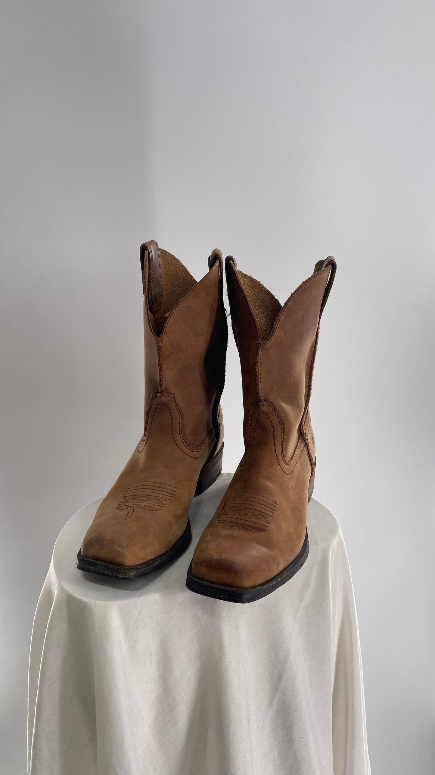 ARIAT Light Brown Square Toe Thick Leather Cowboy Boots (9.5)