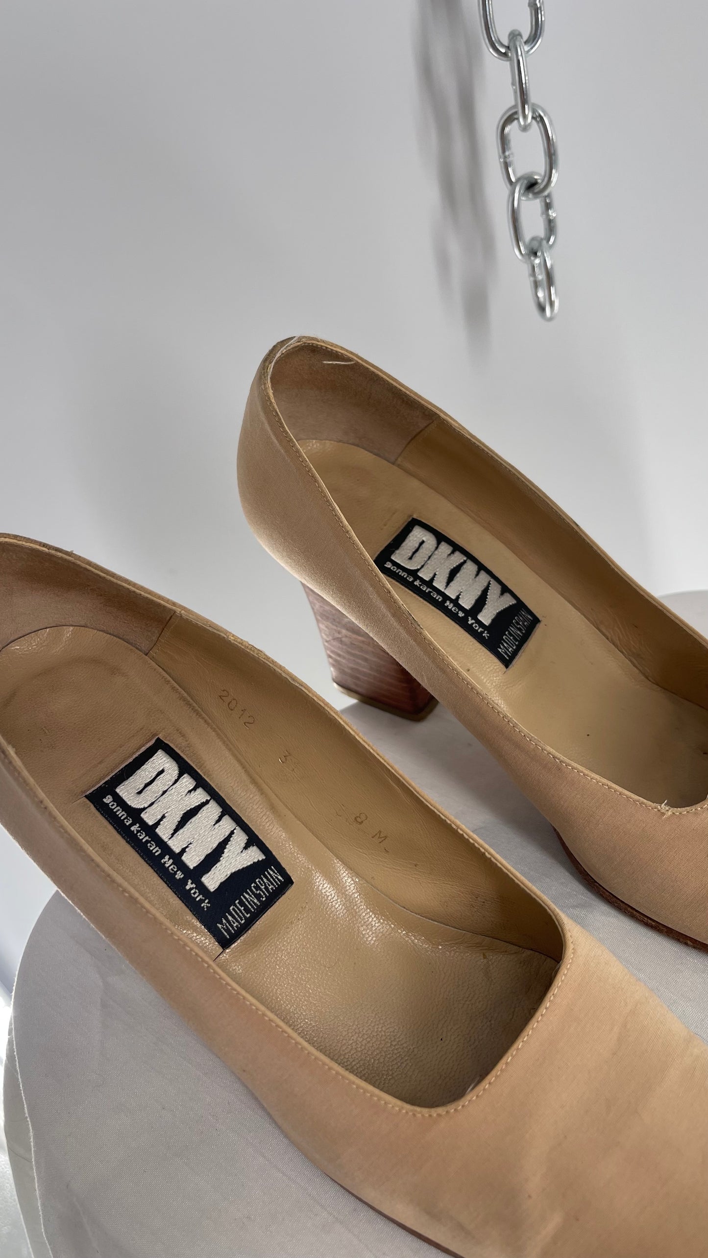 Vintage 1990s DKNY Tan/Beige Square Toe Block Heel (8)