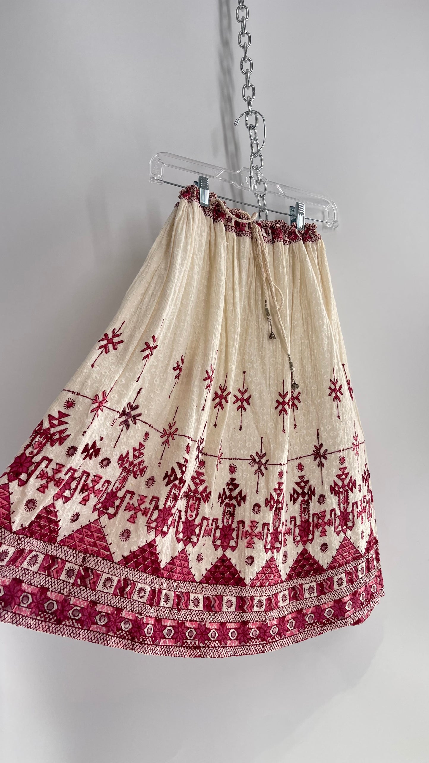 Vintage 1970s Peacock Off White Embroidered Skirt with Pink/Fuchsia Detailing (Small)