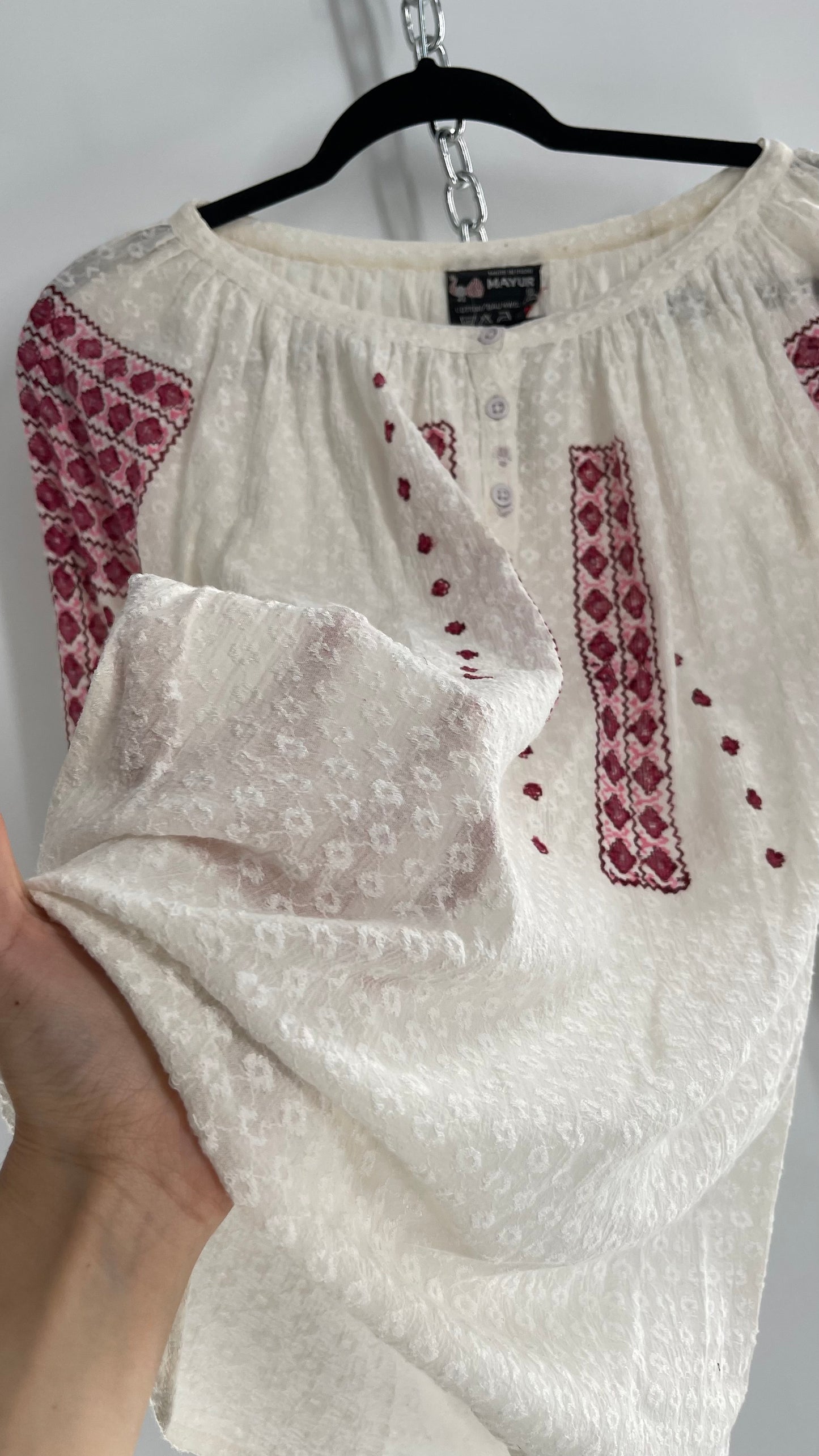 Vintage 1970s Made in India Cotton /Baumwolle Blouse with Fuchsia Embroidered Sleeves and Bust (Medium)