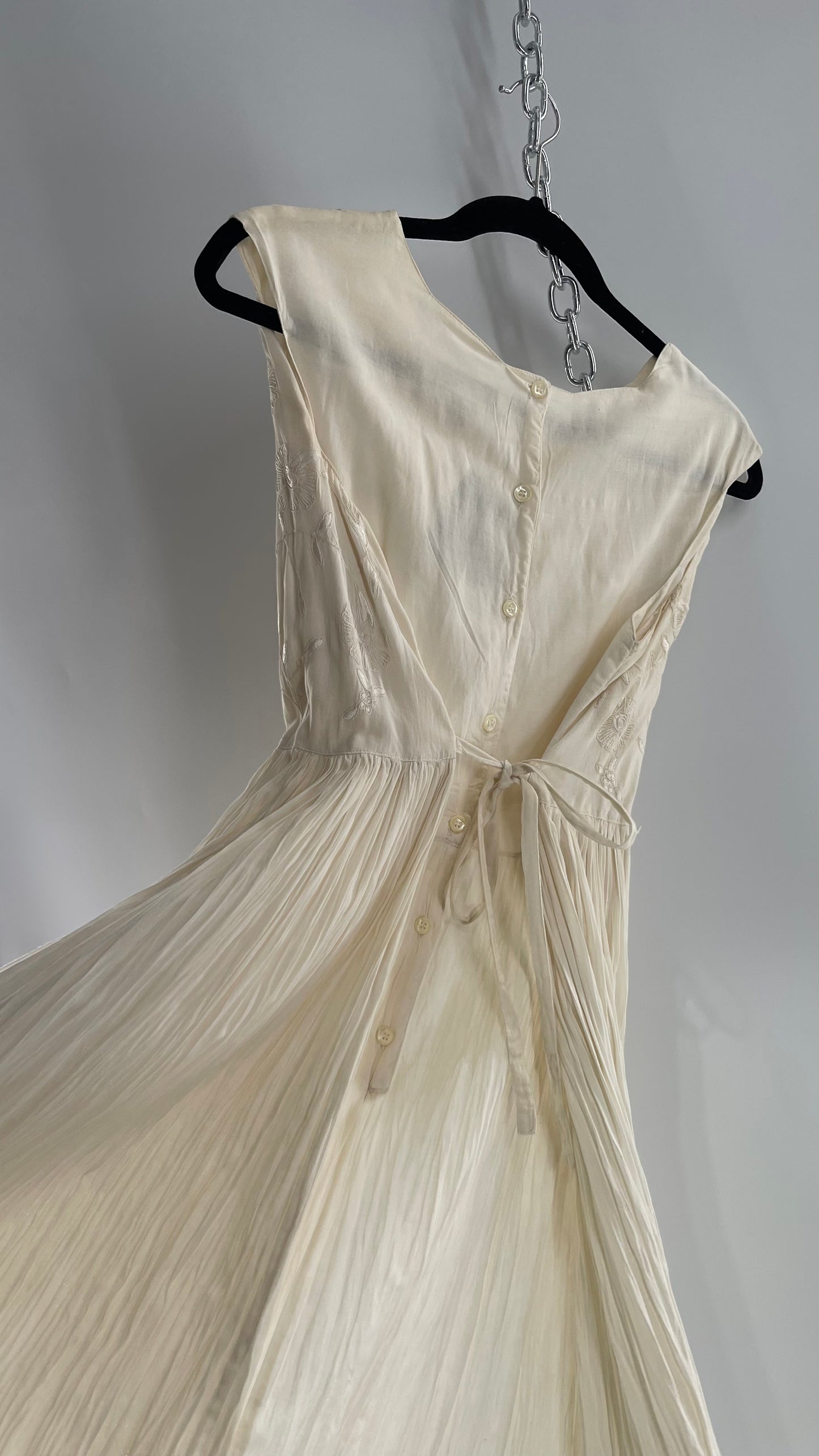 Vintage Made in India 1960s/1970s 95% Cotton Off White Karavan Gown with Crimped Body and Embroidered Bust (Large)