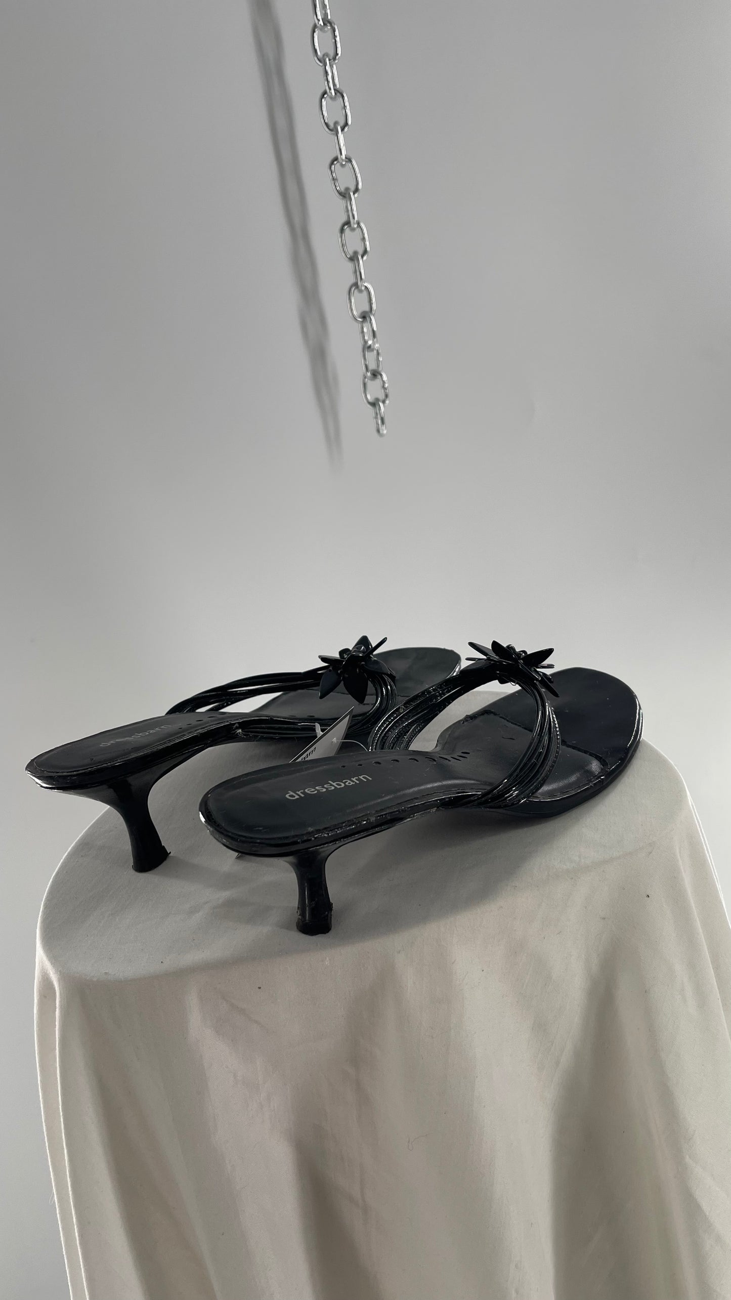 Vintage DressBarn Black Strappy Kitten Heel Thong Sandal with Plastic Flower Rosette (10)