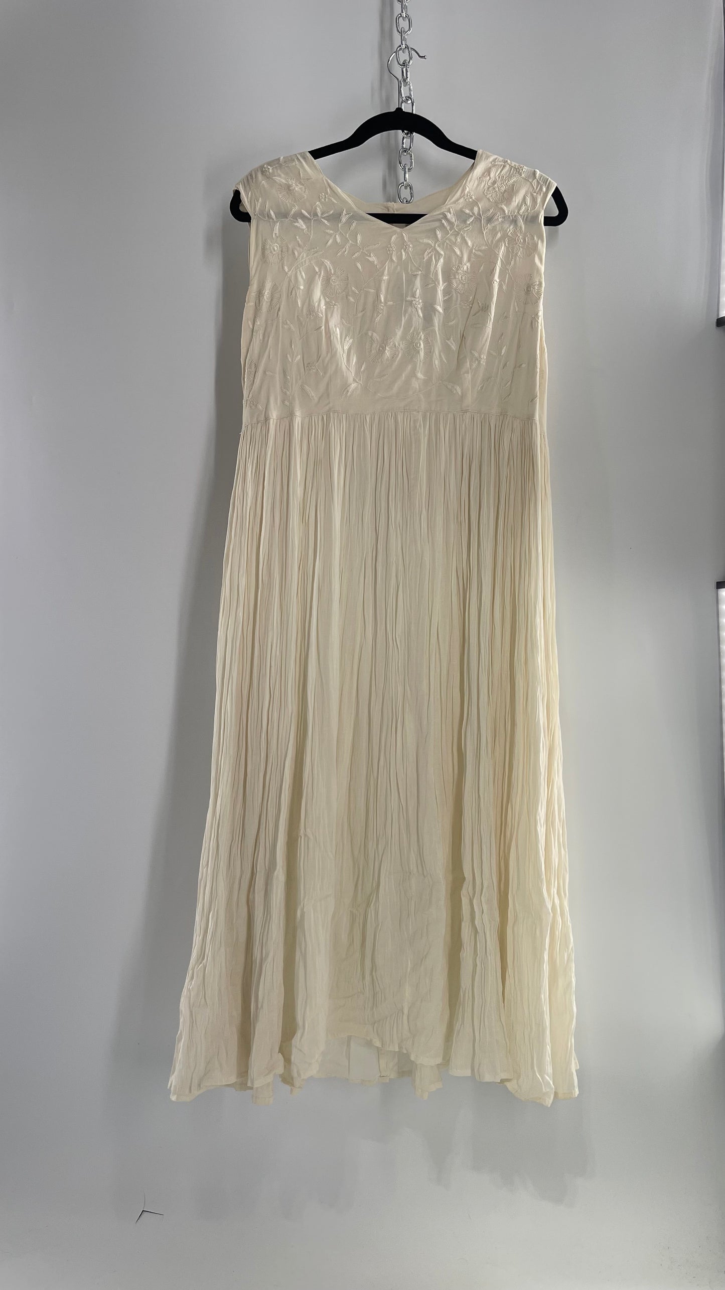 Vintage Made in India 1960s/1970s 95% Cotton Off White Karavan Gown with Crimped Body and Embroidered Bust (Large)