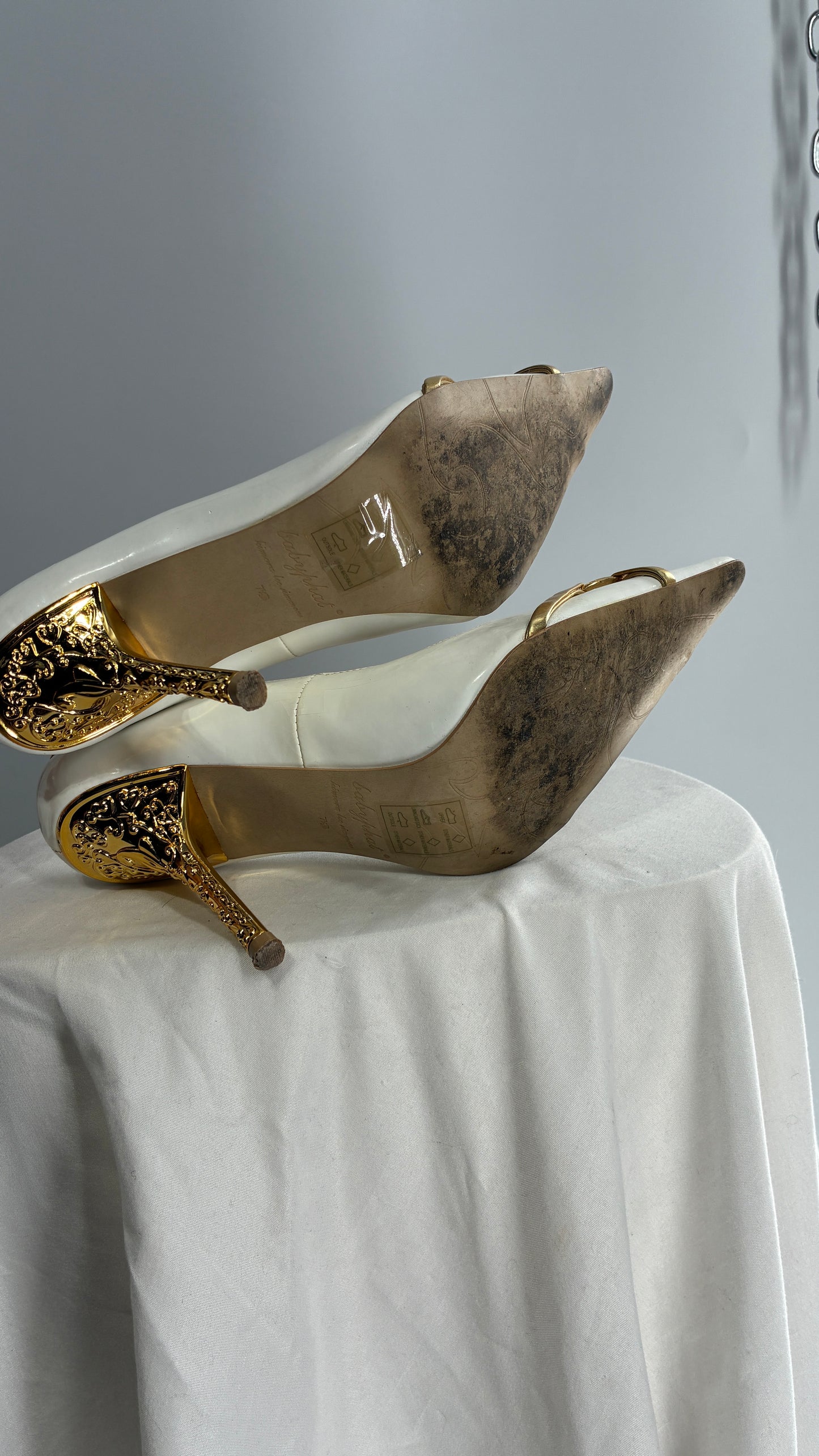 Vintage BABY PHAT White Pointed Toe Heel with Logo Buckle, and Gold Cat Engraved Heel (7.5)
