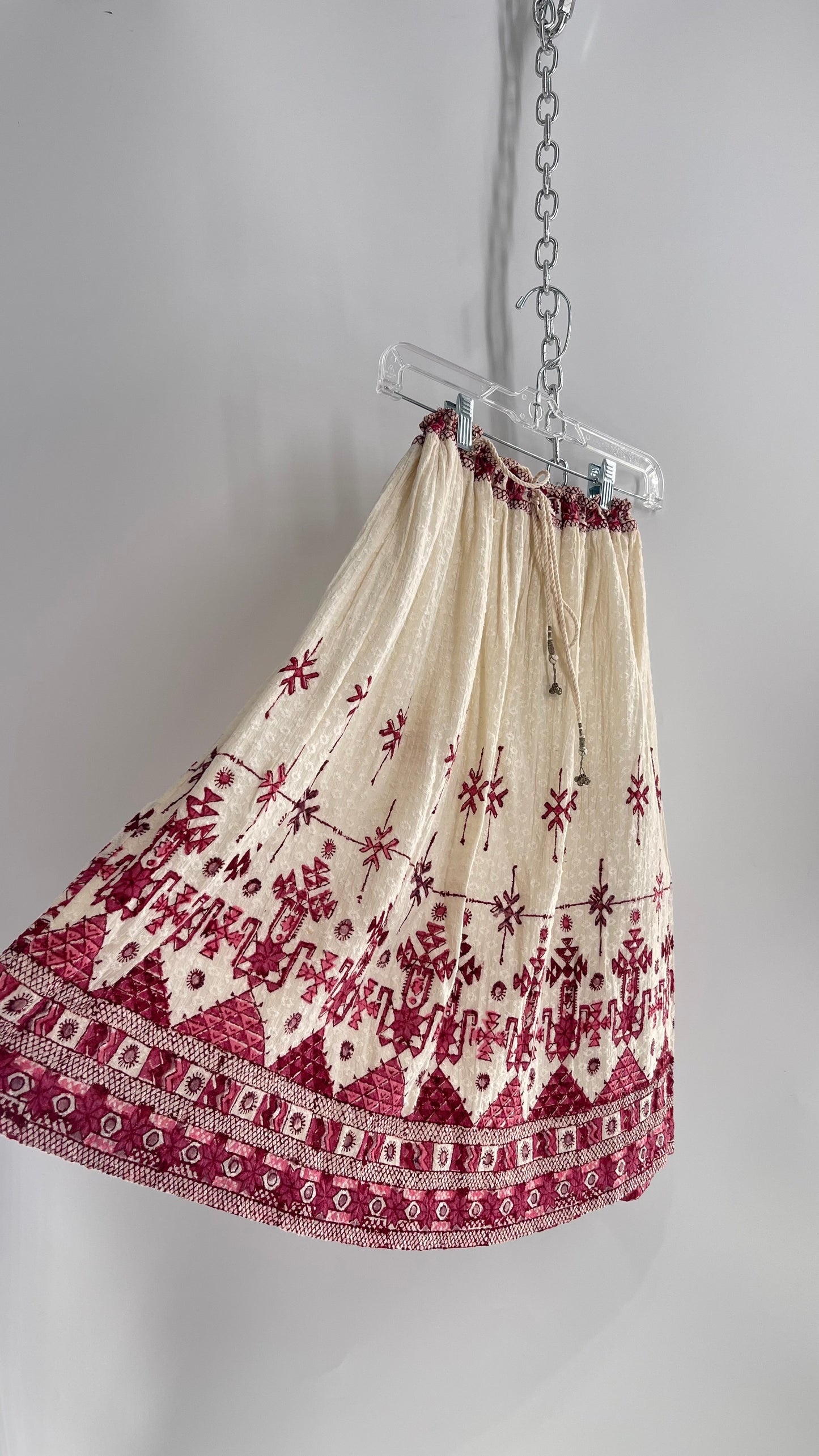 Vintage 1970s Peacock Off White Embroidered Skirt with Pink/Fuchsia Detailing (Small)