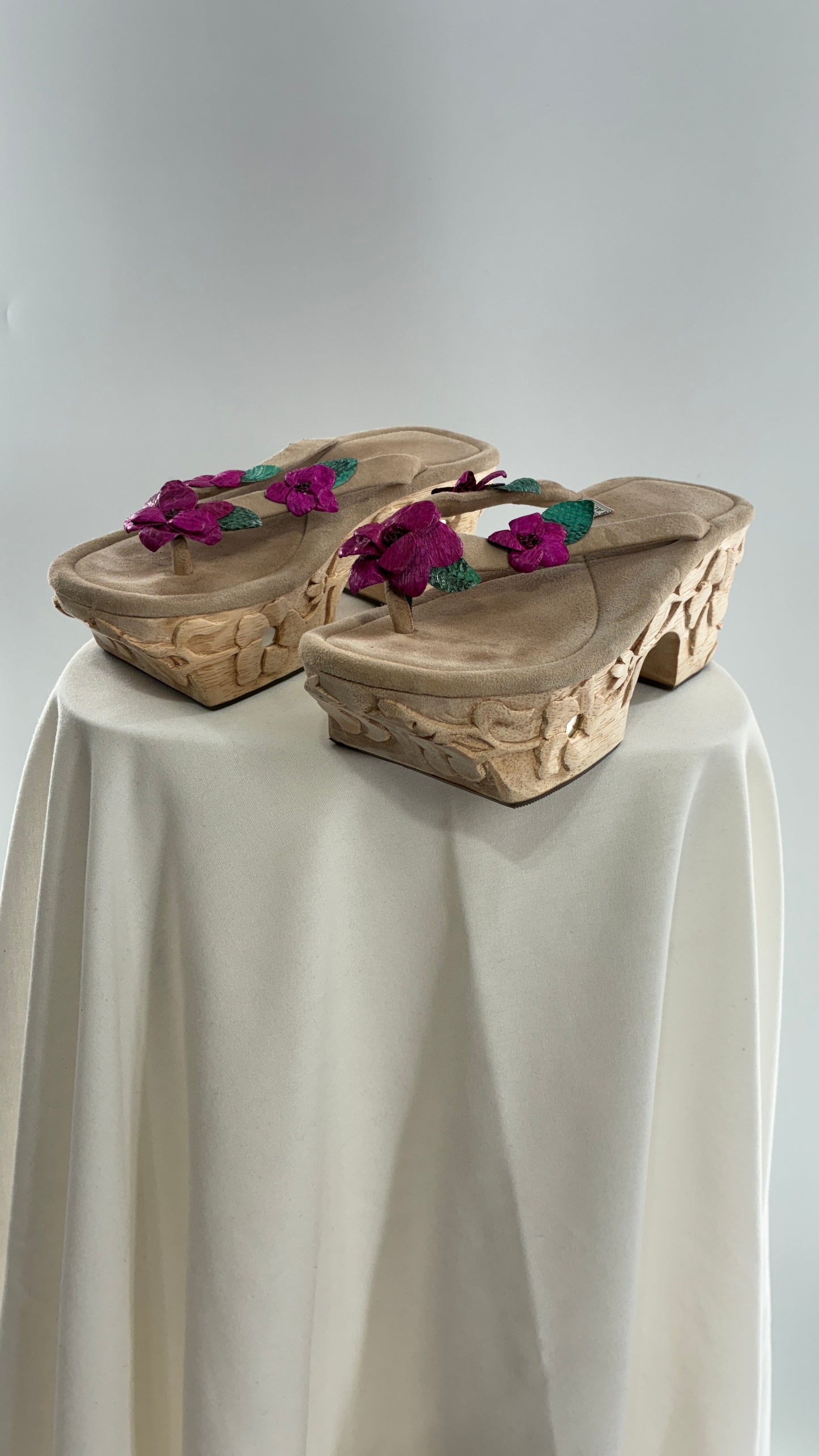 RARE Vintage VALERIA LACERDA Wooden Platform Sandal with Engraved Florals, Fuchsia Flowers and Mirror Details (7)