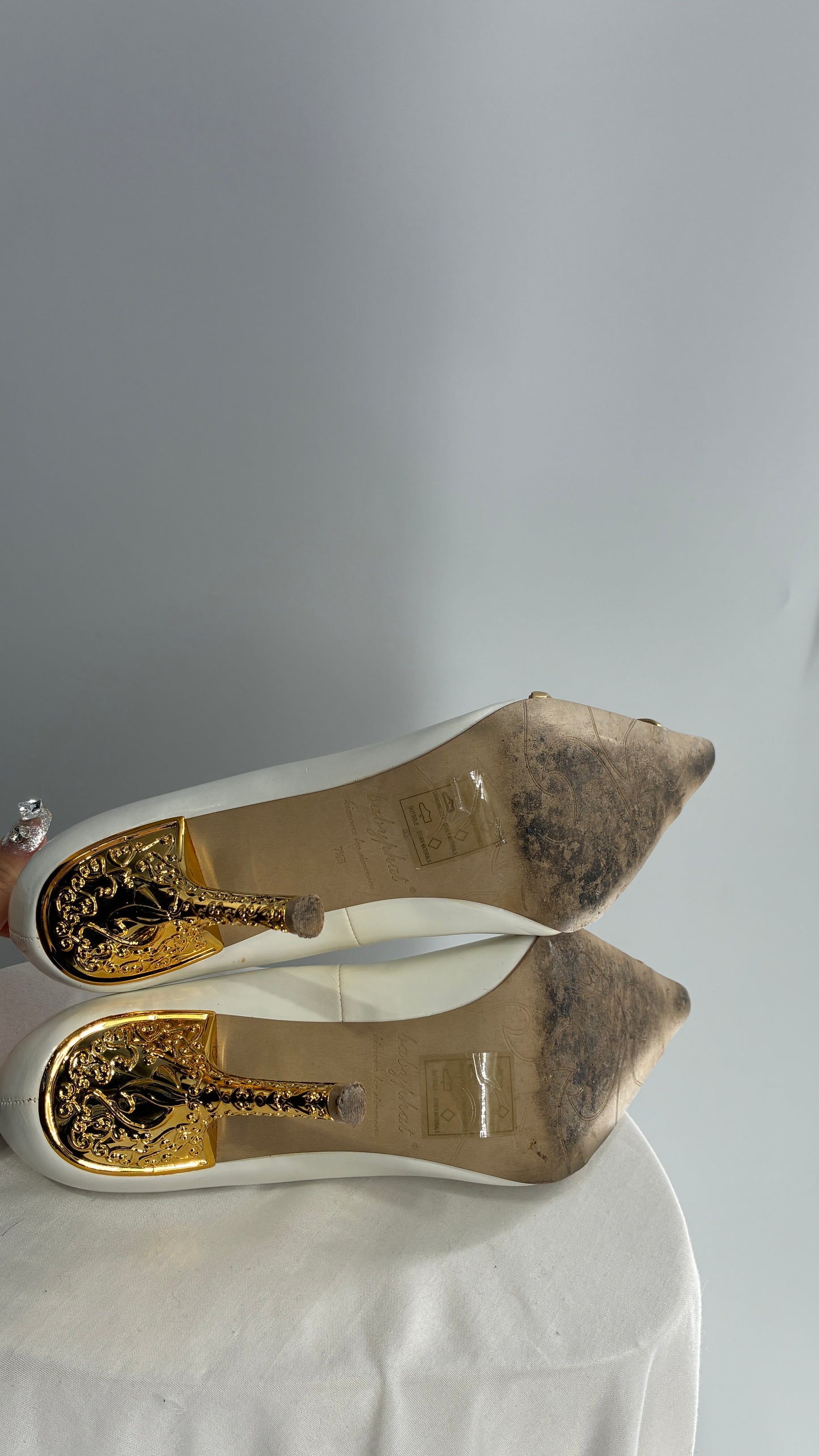 Vintage BABY PHAT White Pointed Toe Heel with Logo Buckle, and Gold Cat Engraved Heel (7.5)