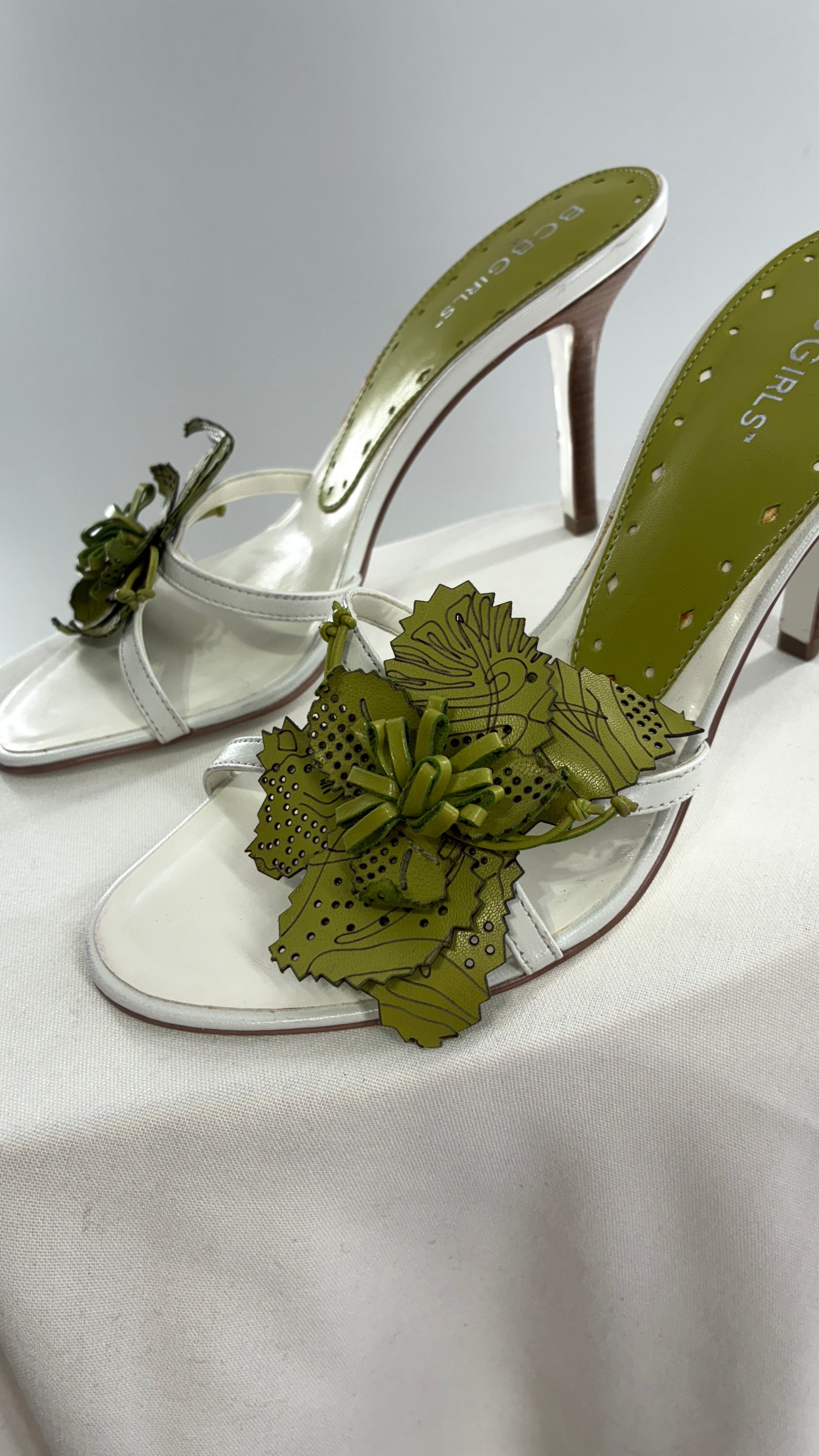 Vintage 1990s BCBGirls Floral Hibiscus Kitten Heel (5.5)