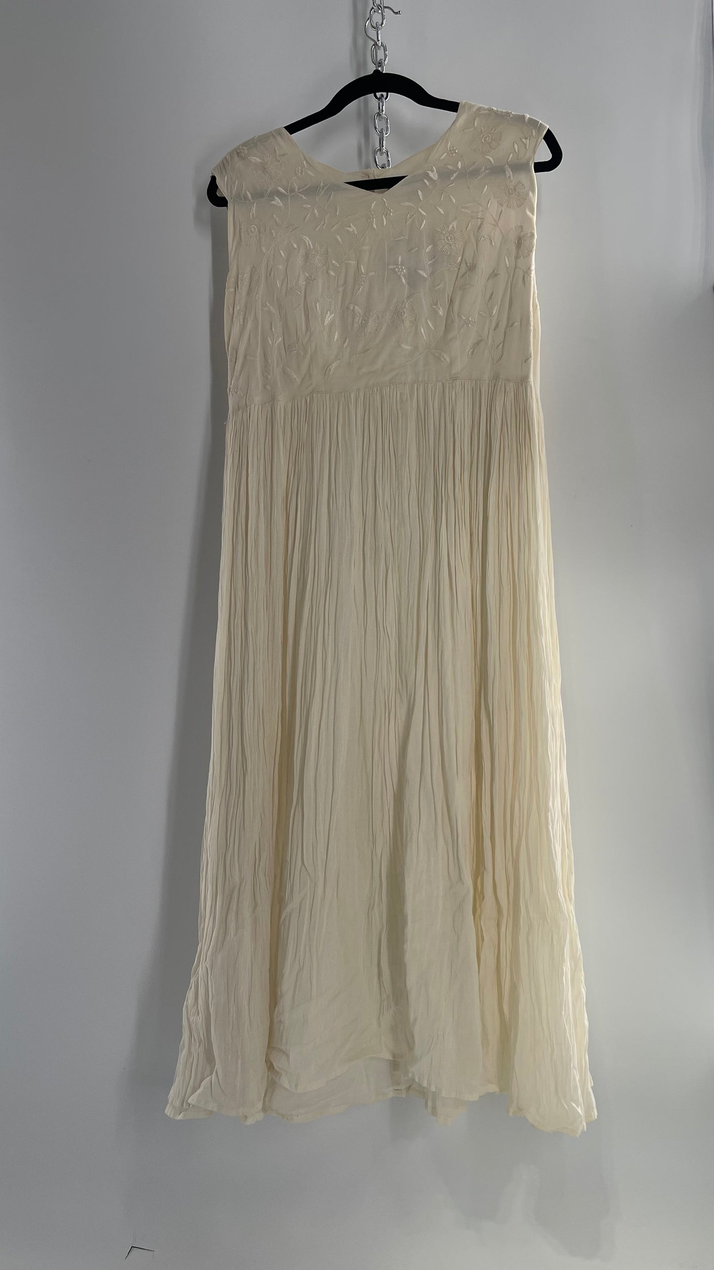 Vintage Made in India 1960s/1970s 95% Cotton Off White Karavan Gown with Crimped Body and Embroidered Bust (Large)