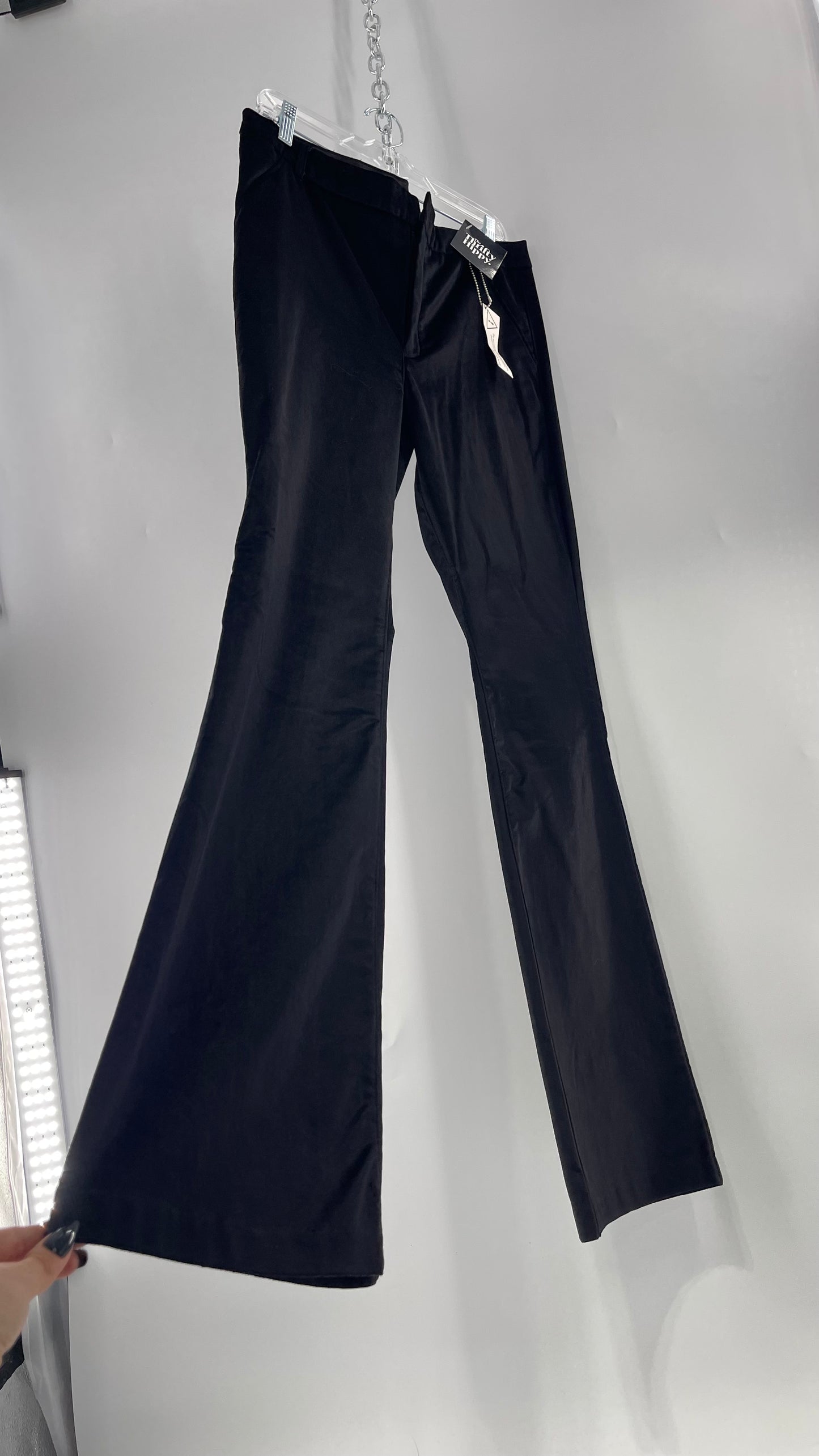BLANK NYC Black Velvet Kick Flares (31) tá