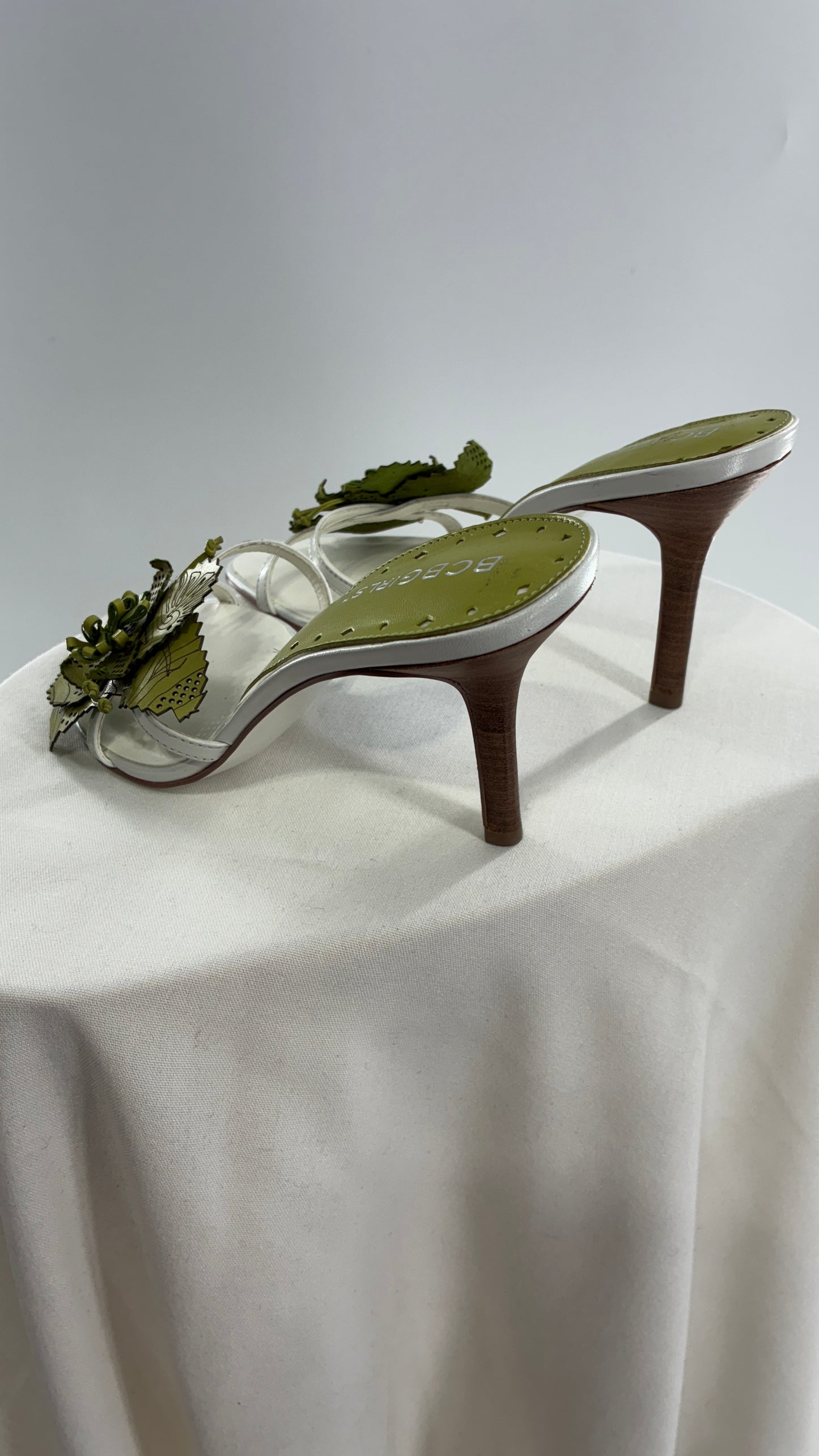 Vintage 1990s BCBGirls Floral Hibiscus Kitten Heel (5.5)