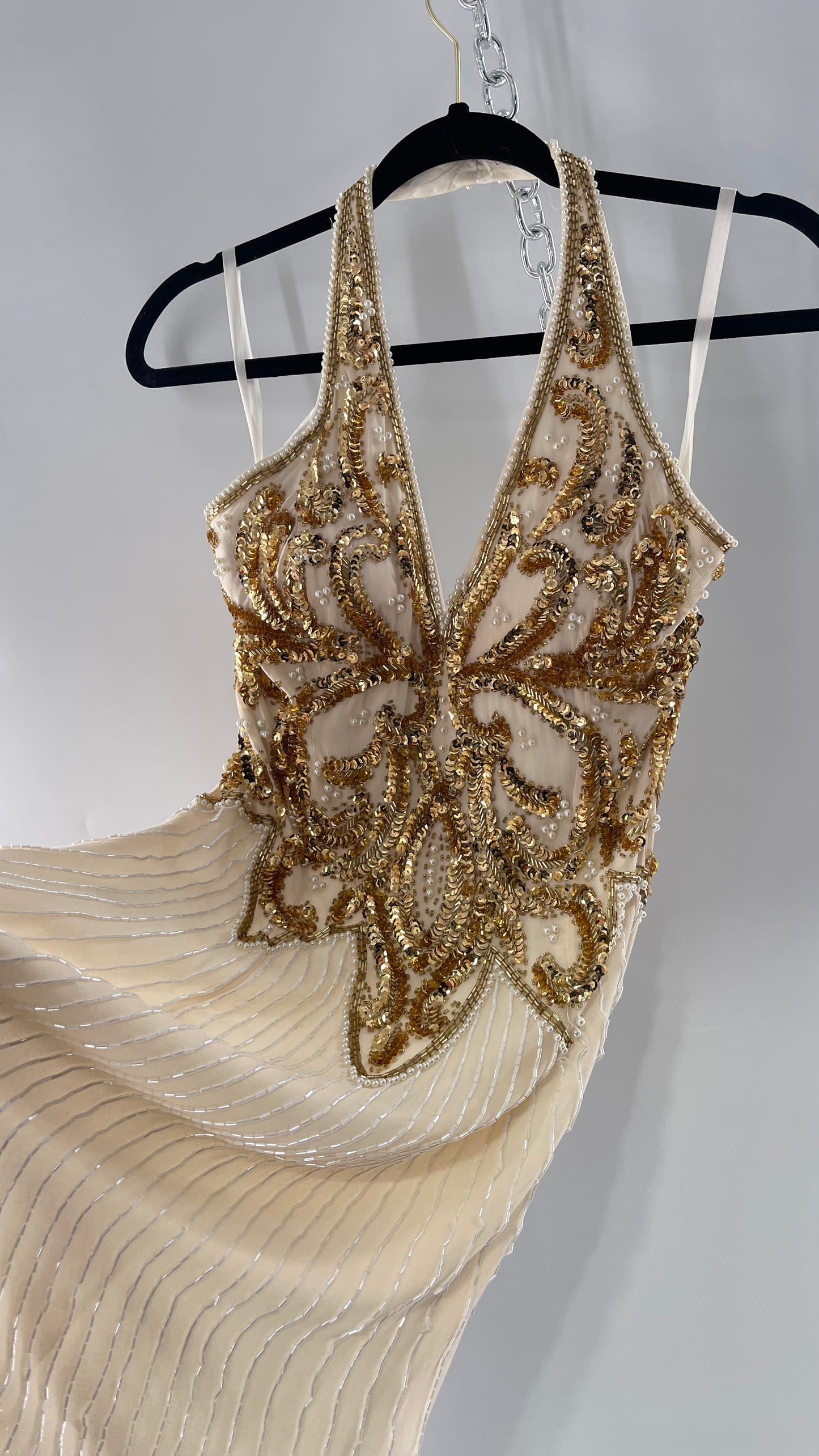 Cache Beaded Old Hollywood Glam White Beaded BodyCon Mini Dress with Halter Neckline and Bedazzled Gold Sequin Bust (4)