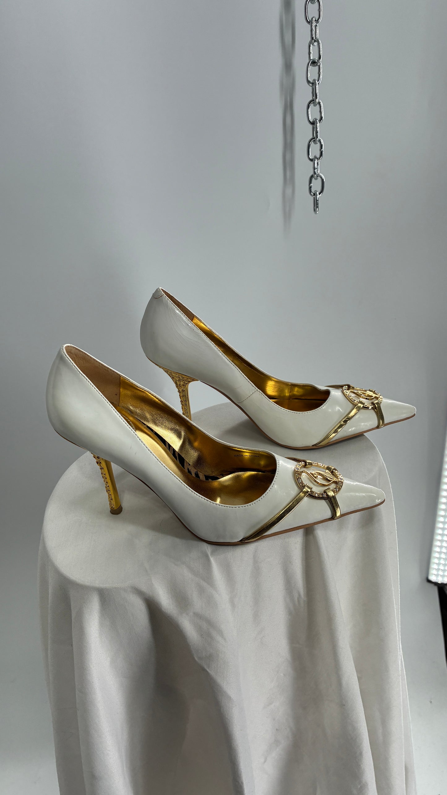 Vintage BABY PHAT White Pointed Toe Heel with Logo Buckle, and Gold Cat Engraved Heel (7.5)