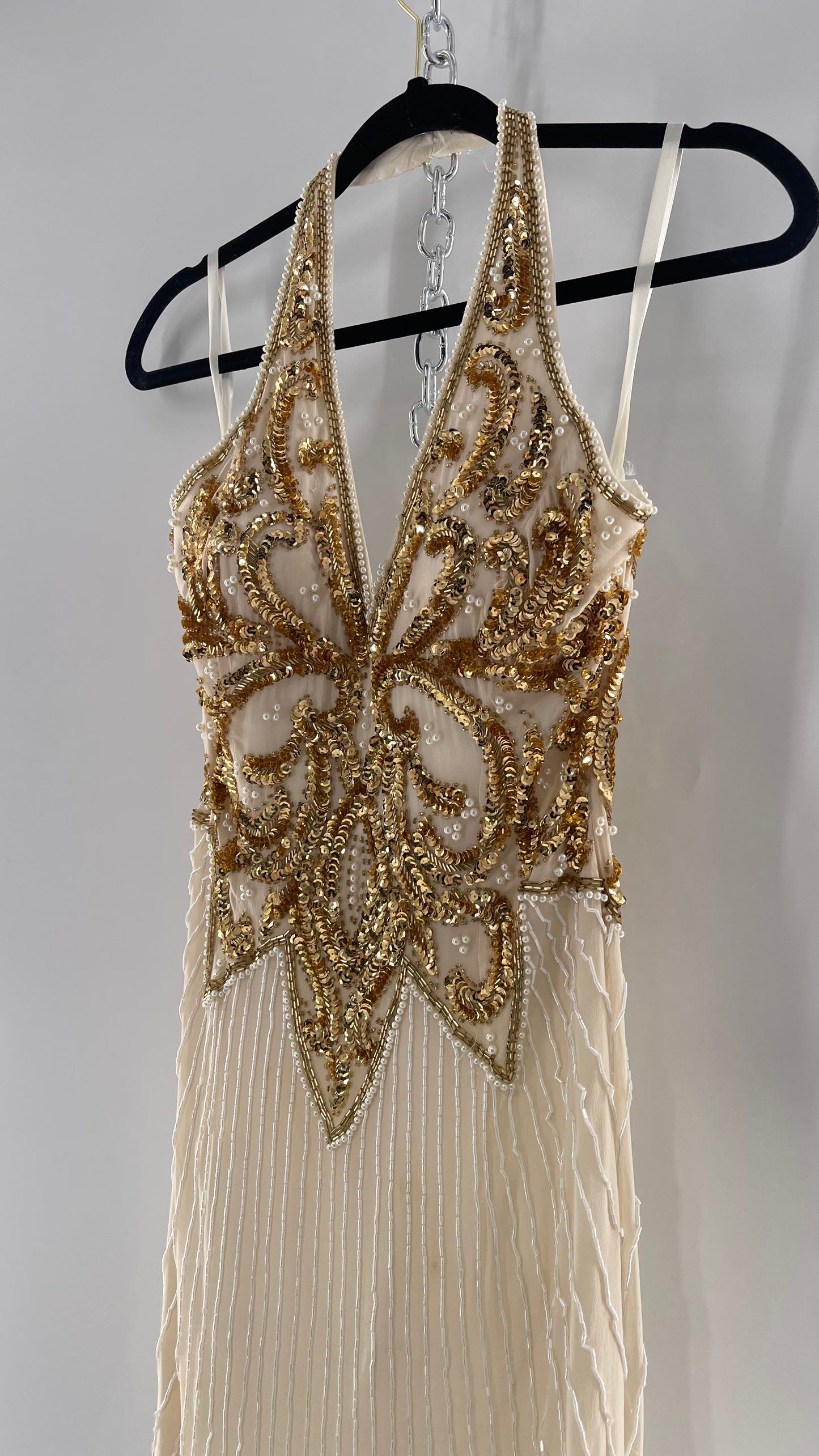 Cache Beaded Old Hollywood Glam White Beaded BodyCon Mini Dress with Halter Neckline and Bedazzled Gold Sequin Bust (4)