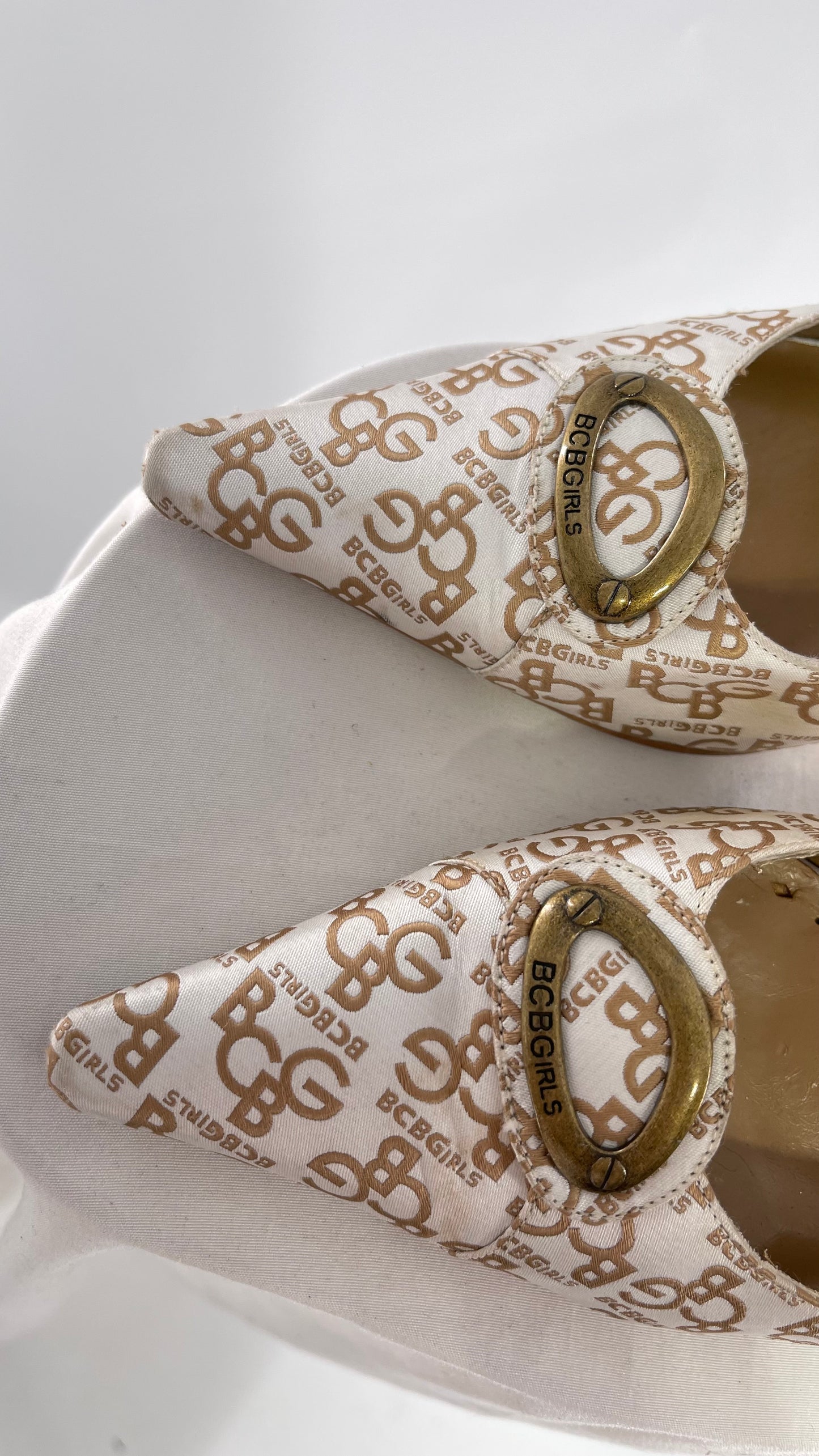 BCBGirls 1990s HOT White Gold All Over Logo Print Heel with Metal Buckle Details (10)