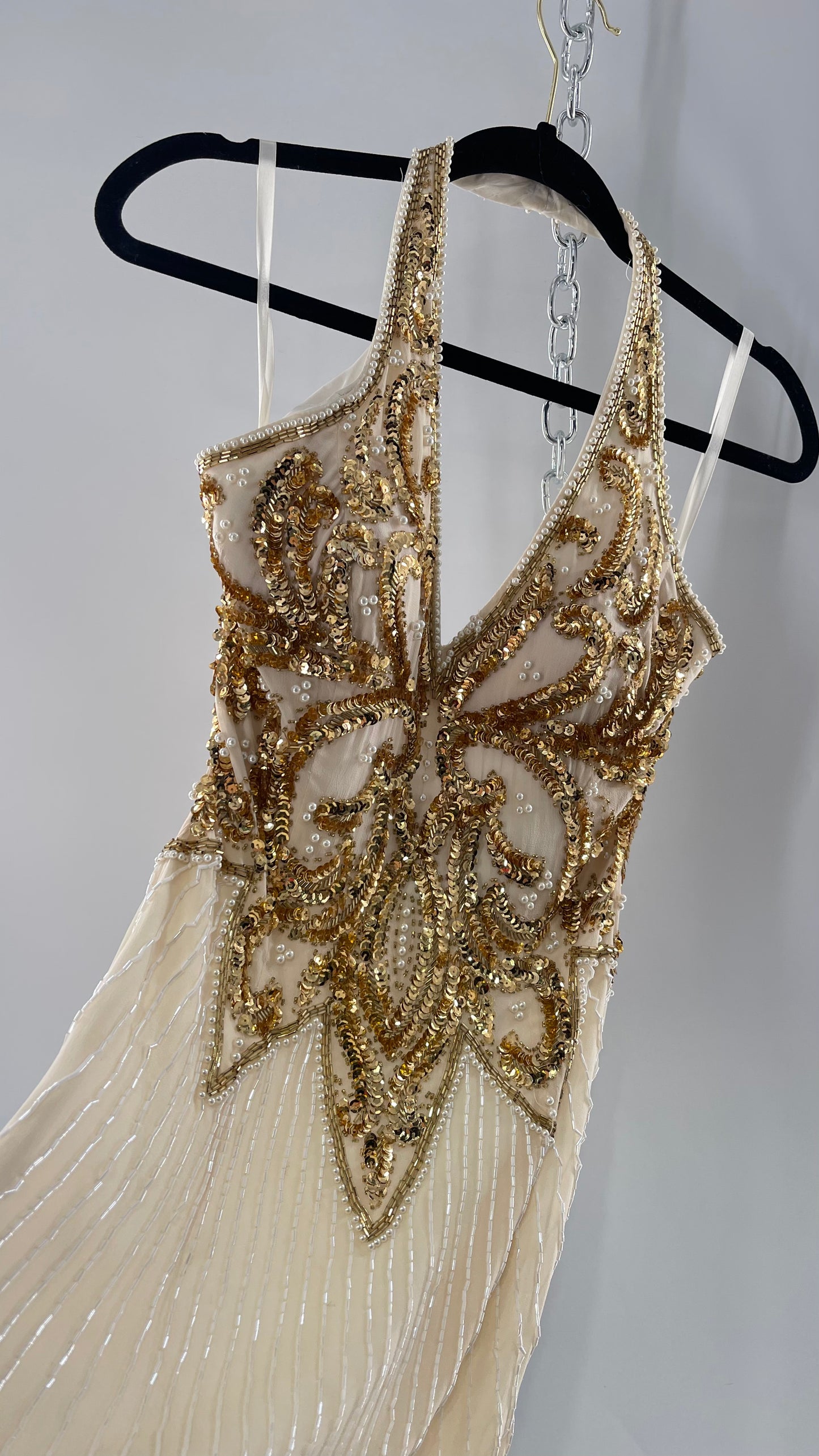 Cache Beaded Old Hollywood Glam White Beaded BodyCon Mini Dress with Halter Neckline and Bedazzled Gold Sequin Bust (4)