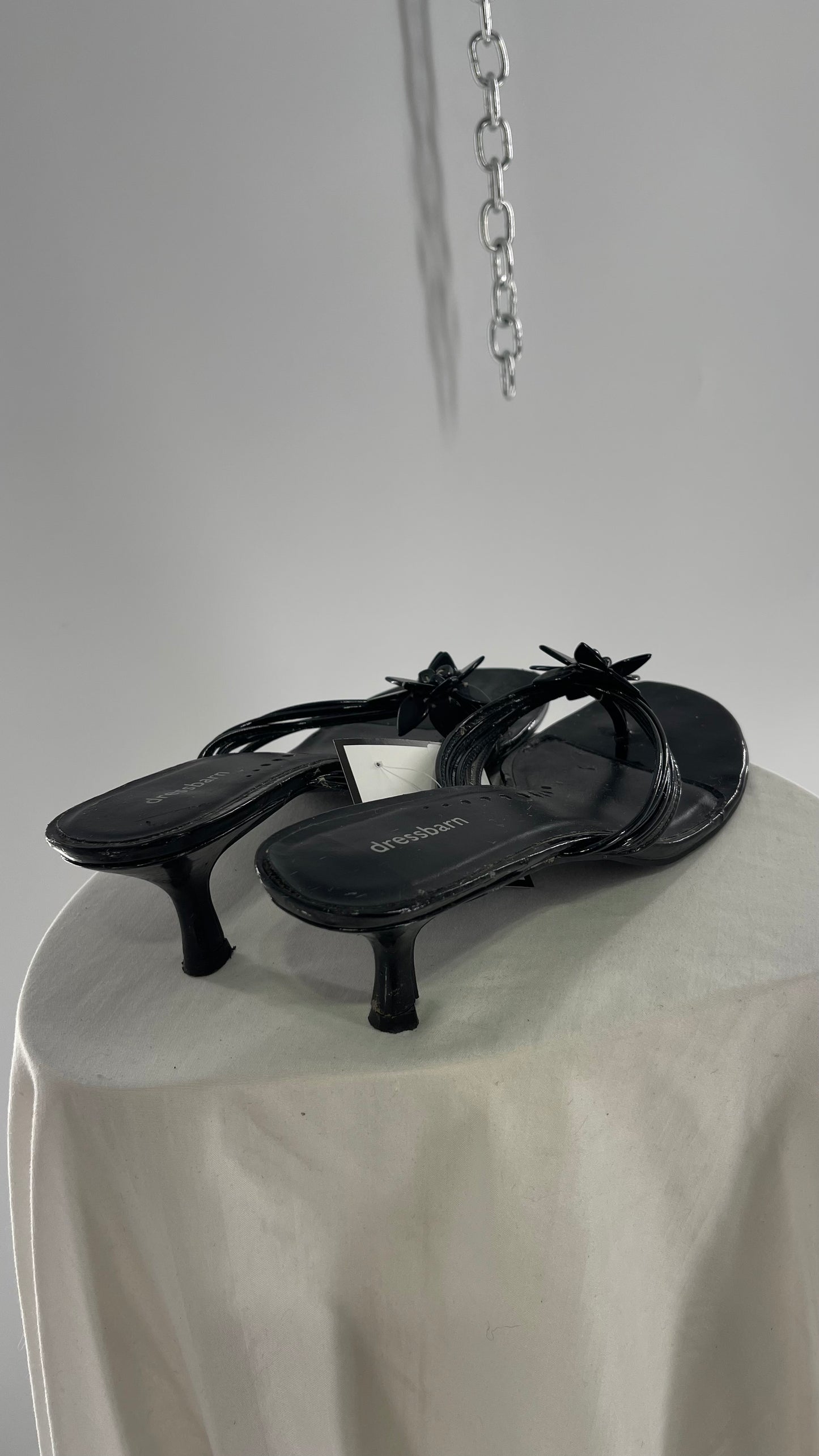 Vintage DressBarn Black Strappy Kitten Heel Thong Sandal with Plastic Flower Rosette (10)