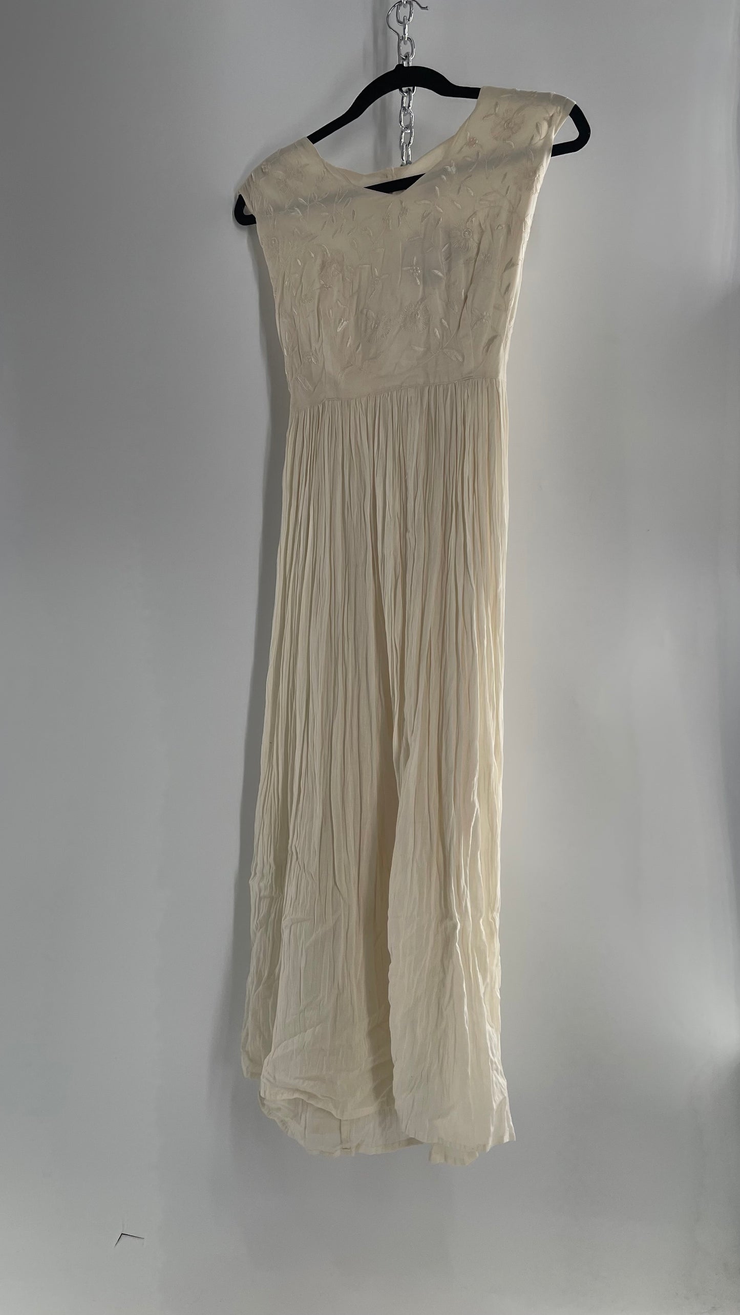 Vintage Made in India 1960s/1970s 95% Cotton Off White Karavan Gown with Crimped Body and Embroidered Bust (Large)