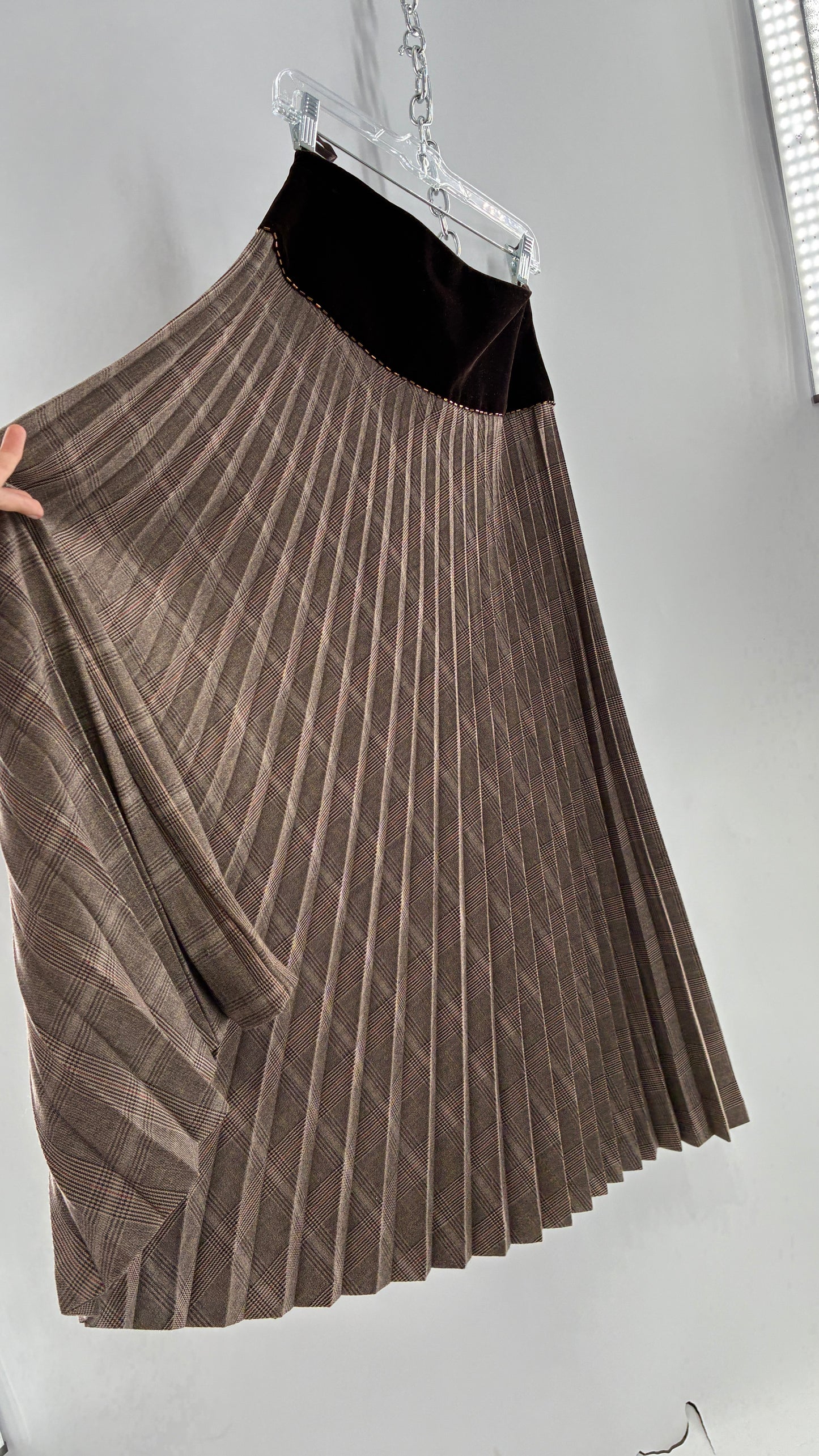 Vintage CAROLE LITTLE Plaid and Pleated Skirt with Wide Velvet Brown Waist Band (6)