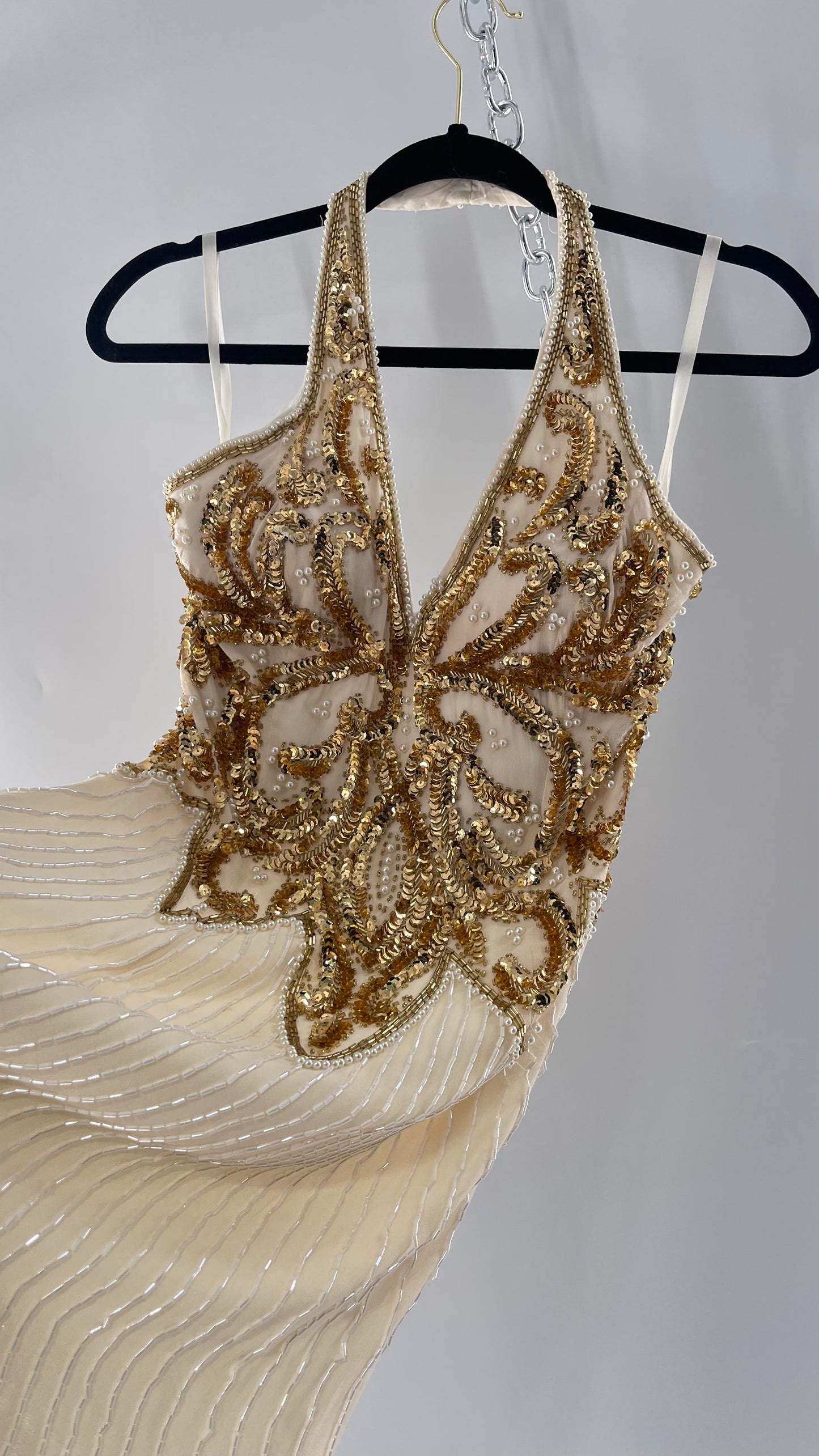 Cache Beaded Old Hollywood Glam White Beaded BodyCon Mini Dress with Halter Neckline and Bedazzled Gold Sequin Bust (4)