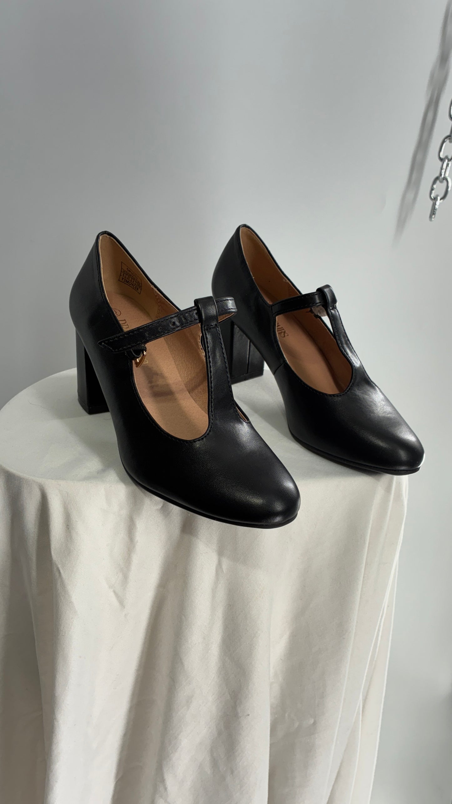 Deadstock Vintage DREAM PAIRS Black Leather Mary Jane Style T Strap Heel (6)