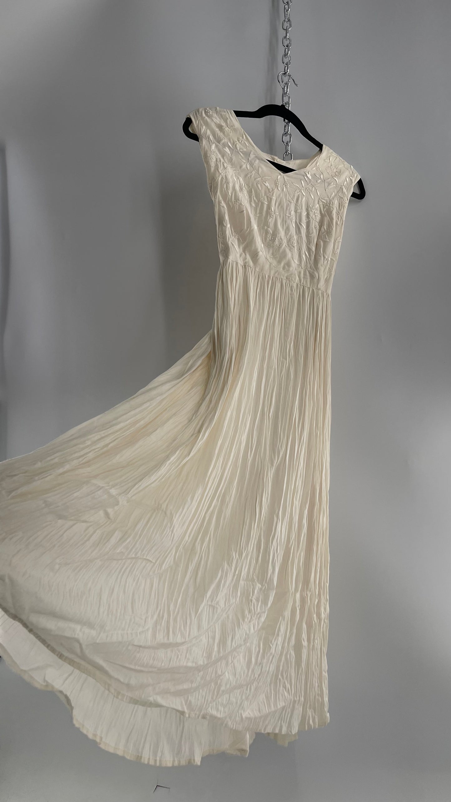 Vintage Made in India 1960s/1970s 95% Cotton Off White Karavan Gown with Crimped Body and Embroidered Bust (Large)