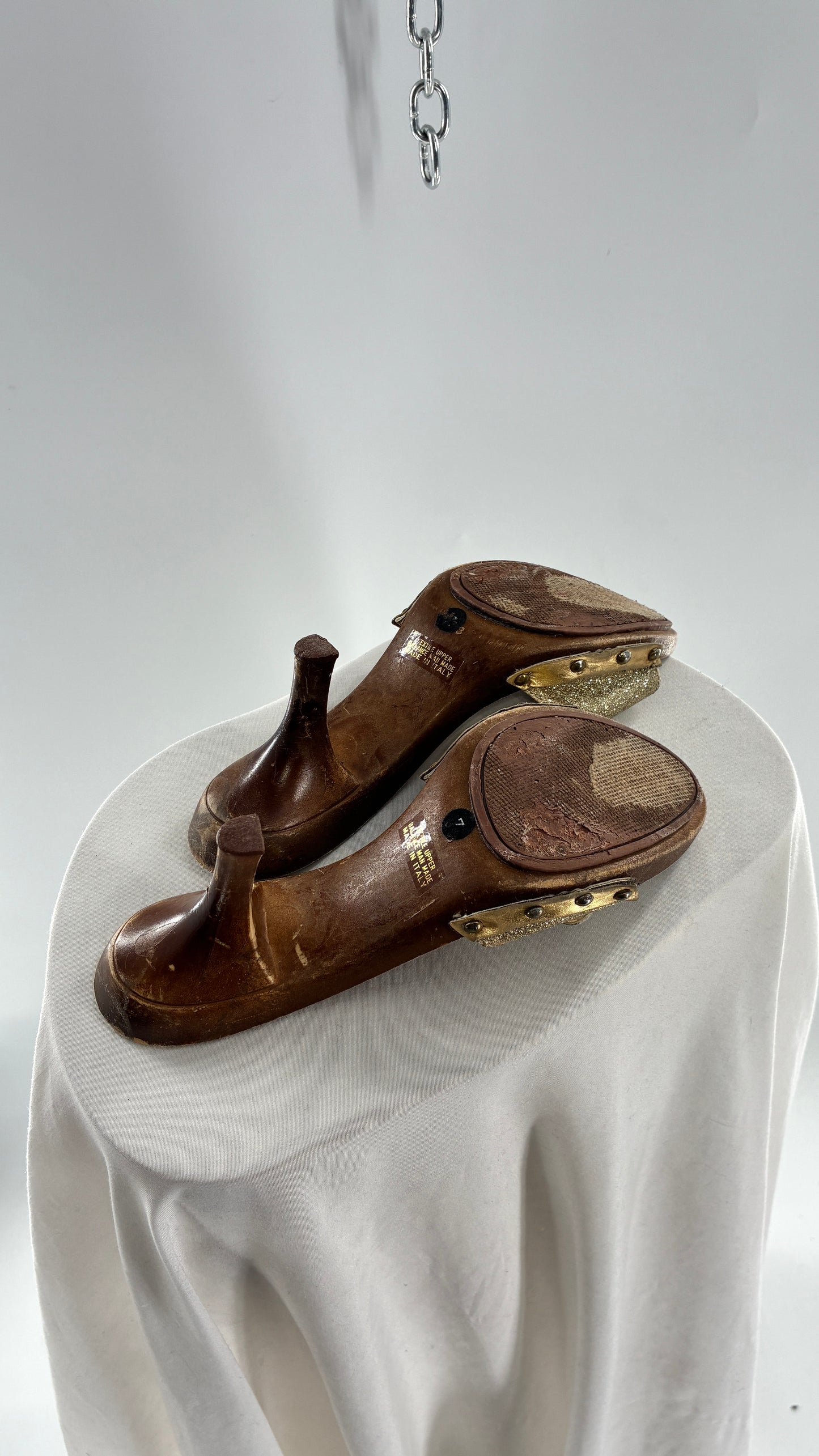 Vintage GUESS Kitten Heels with Gold Glitter Strap and Metal “G” Emblem (7)