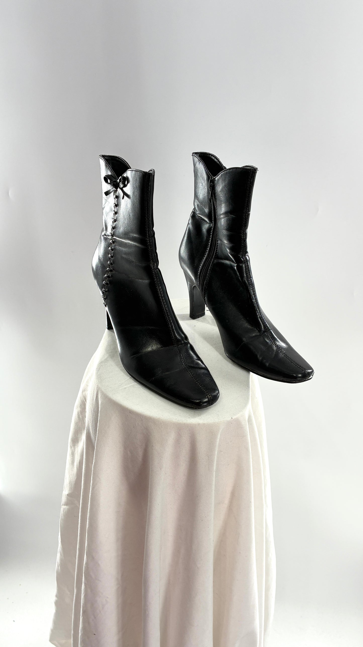 Vintage EXPRESSIONS Black Square Toe Kitten Heel Boots with Lace Up, Bow Side Details (8)